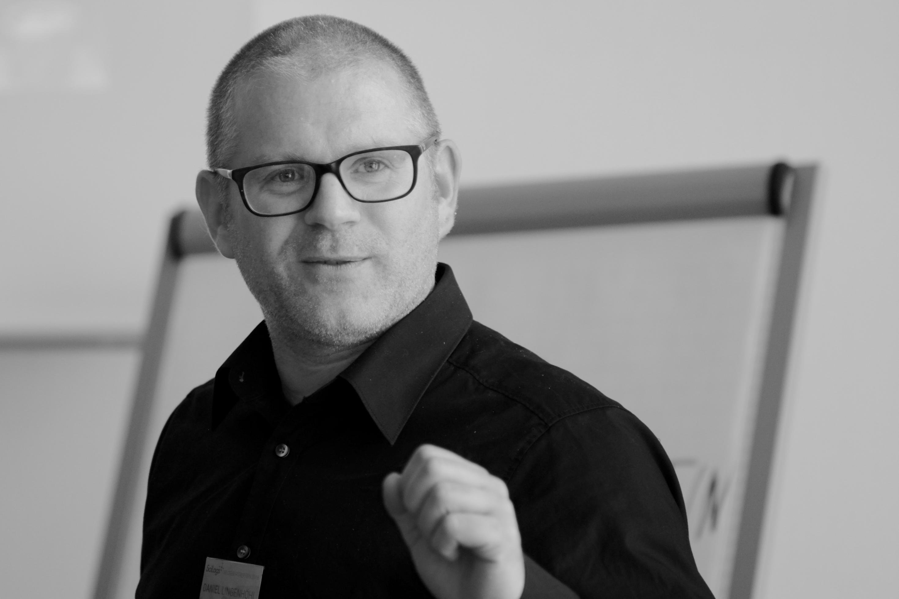 Daniel Lingenöhl, ein Mann mit Brille und kurzem Haar in schwarz/weiß.