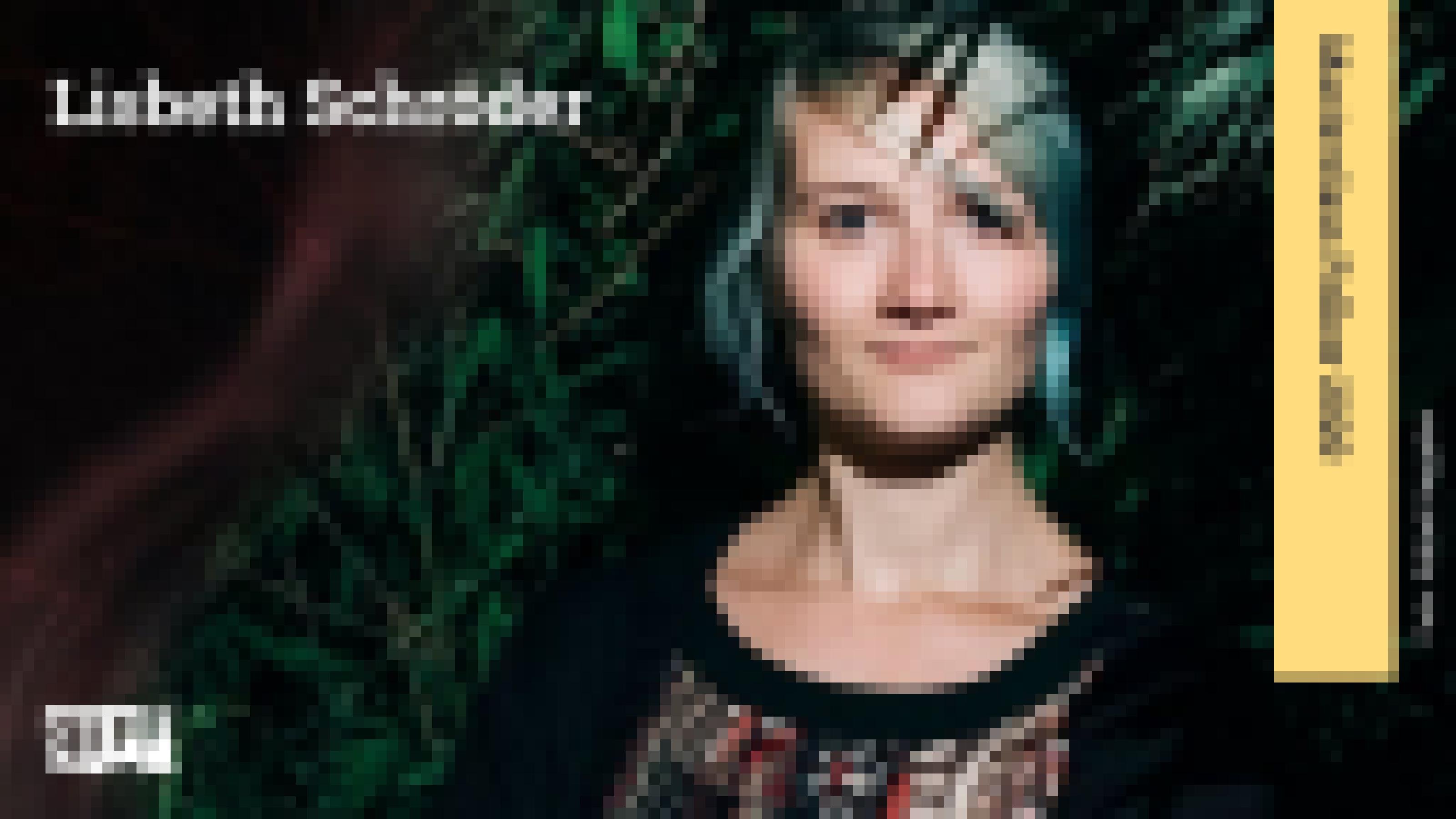 Ein junge Frau mit hellblau gefärbten Haaren steht inmitten von Pflanzen und schaut in die Kamera. Der Name Lisbeth Schröder ist neben ihr zu sehen. An der rechten Seite befindet sich ein Banner mit der Aufschrift „Masterclass Fellow 2020“.