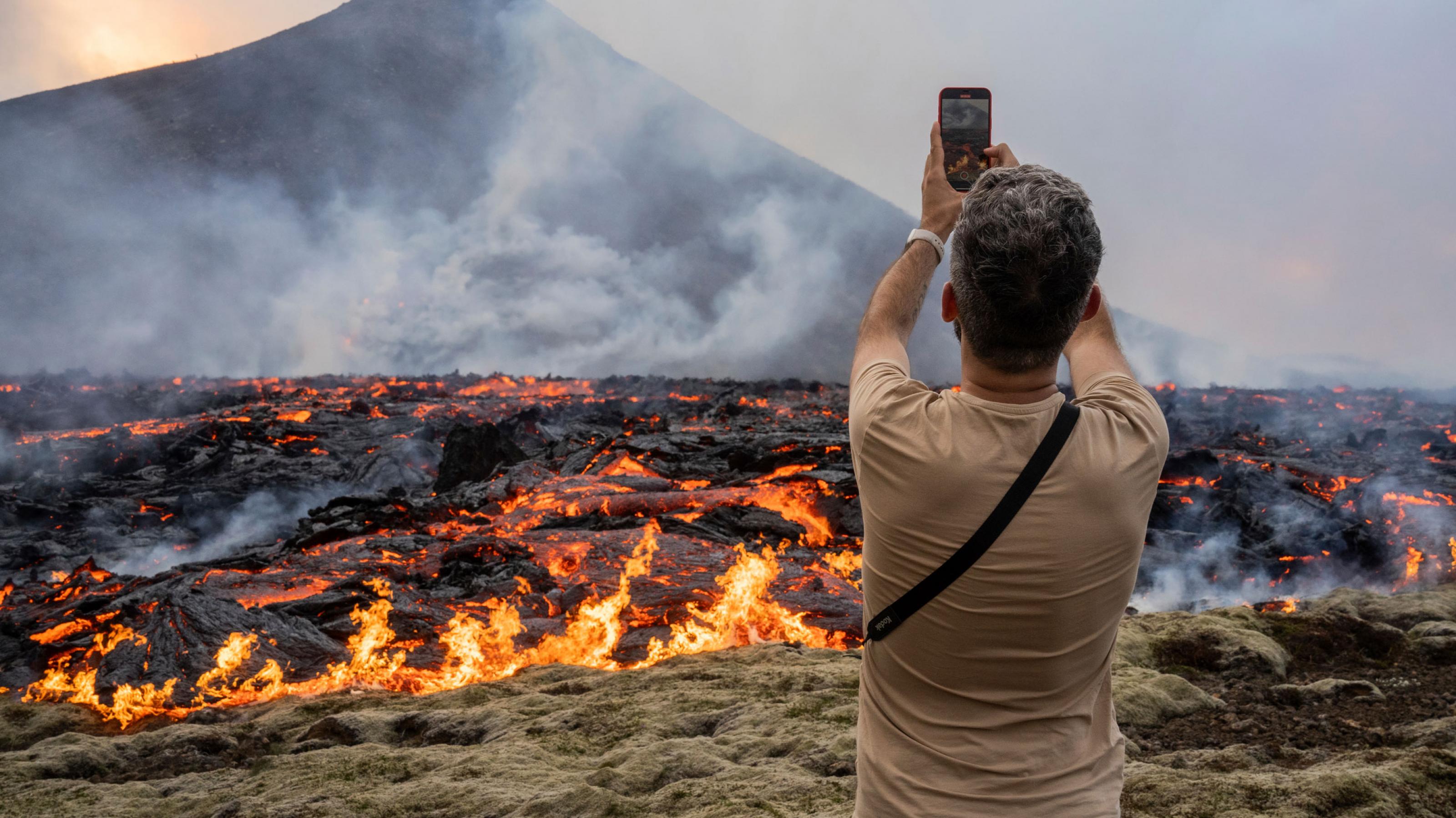 Vulkan Litli Hrútur spuckt Lava Vorsicht im IslandUrlaub