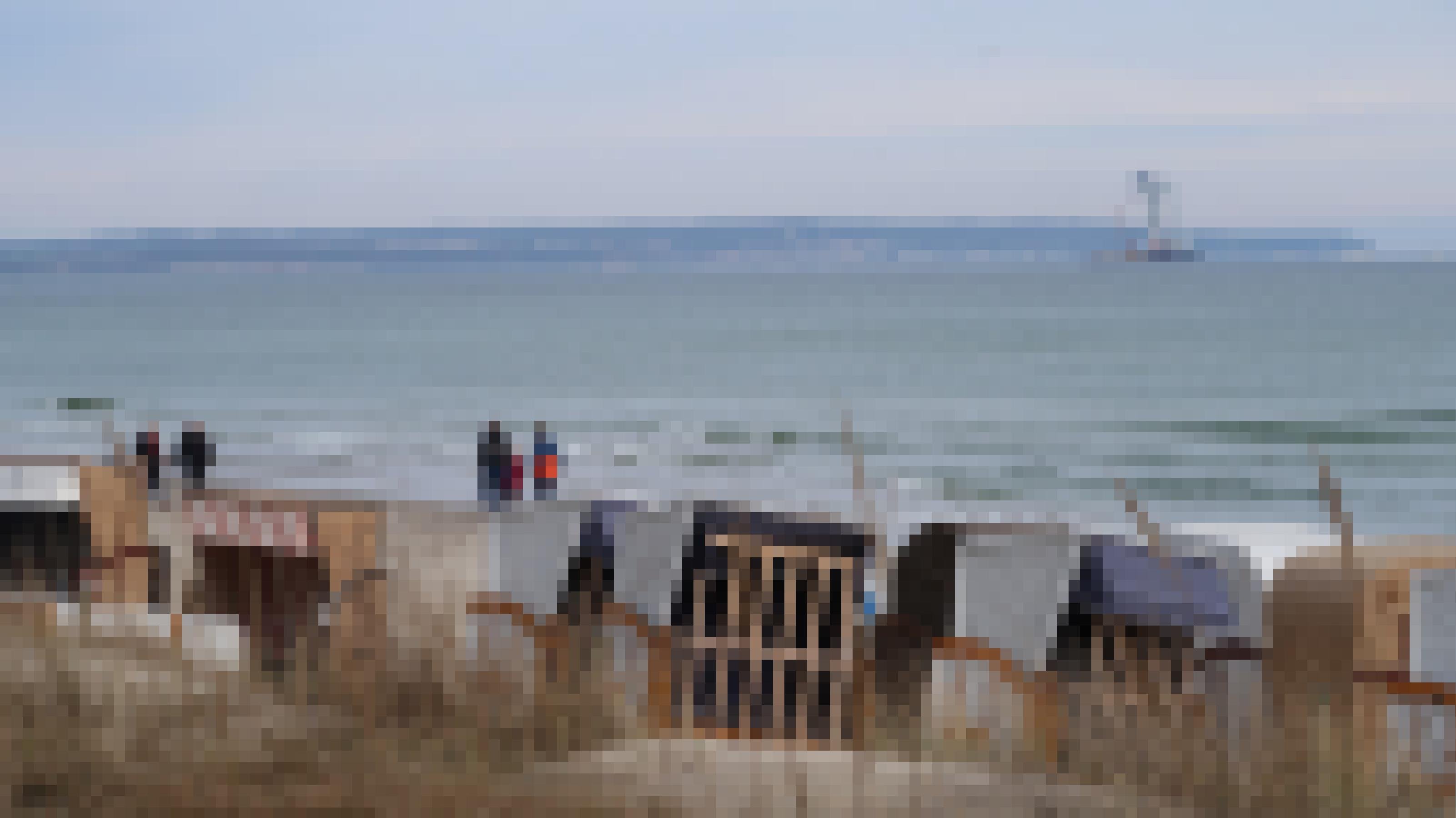 Schwimmende Plattform vom Strand aus gesehen.