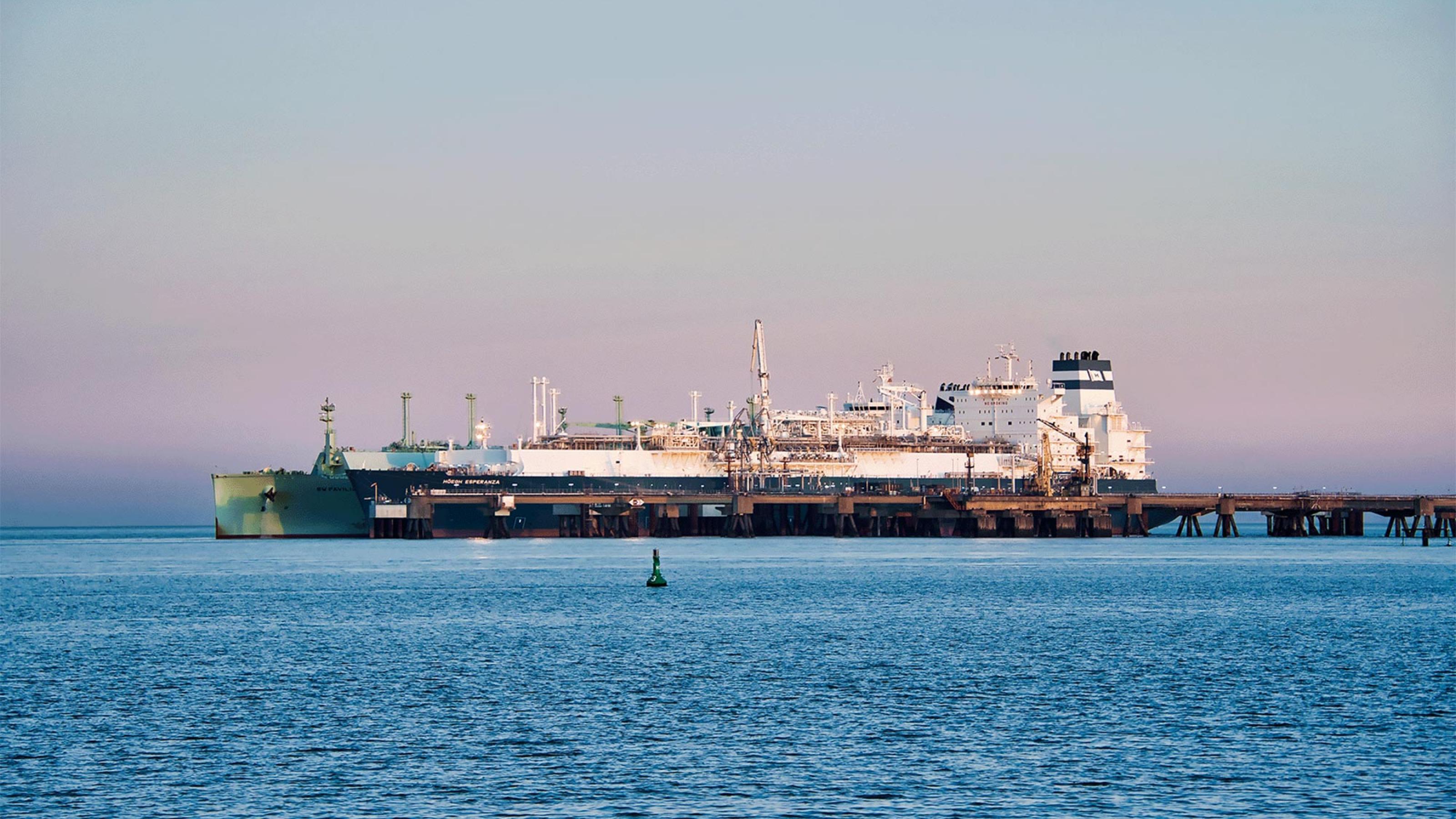 LNG-Terminalschiff auf dem Meer
