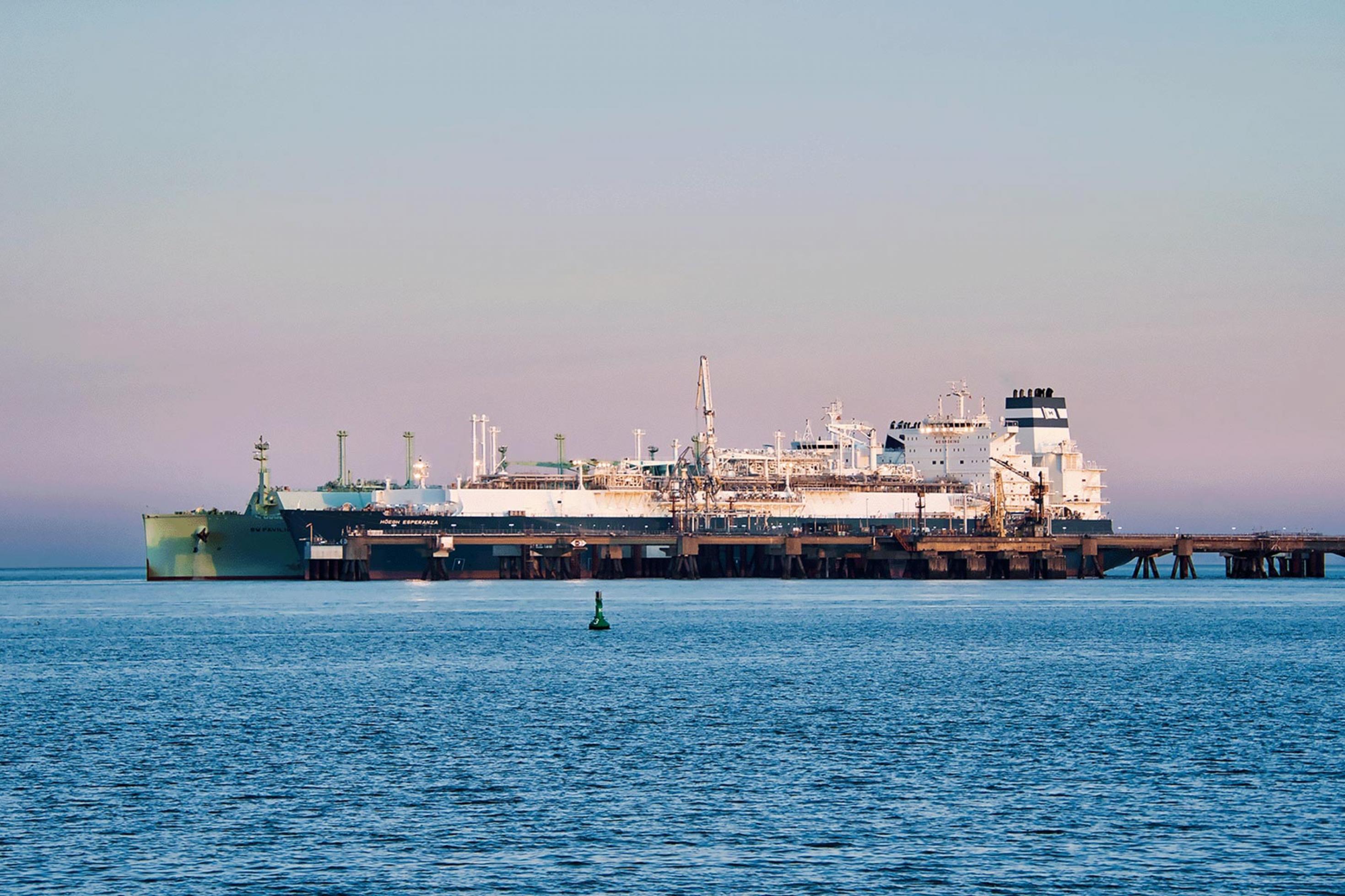 LNG-Terminalschiff auf dem Meer