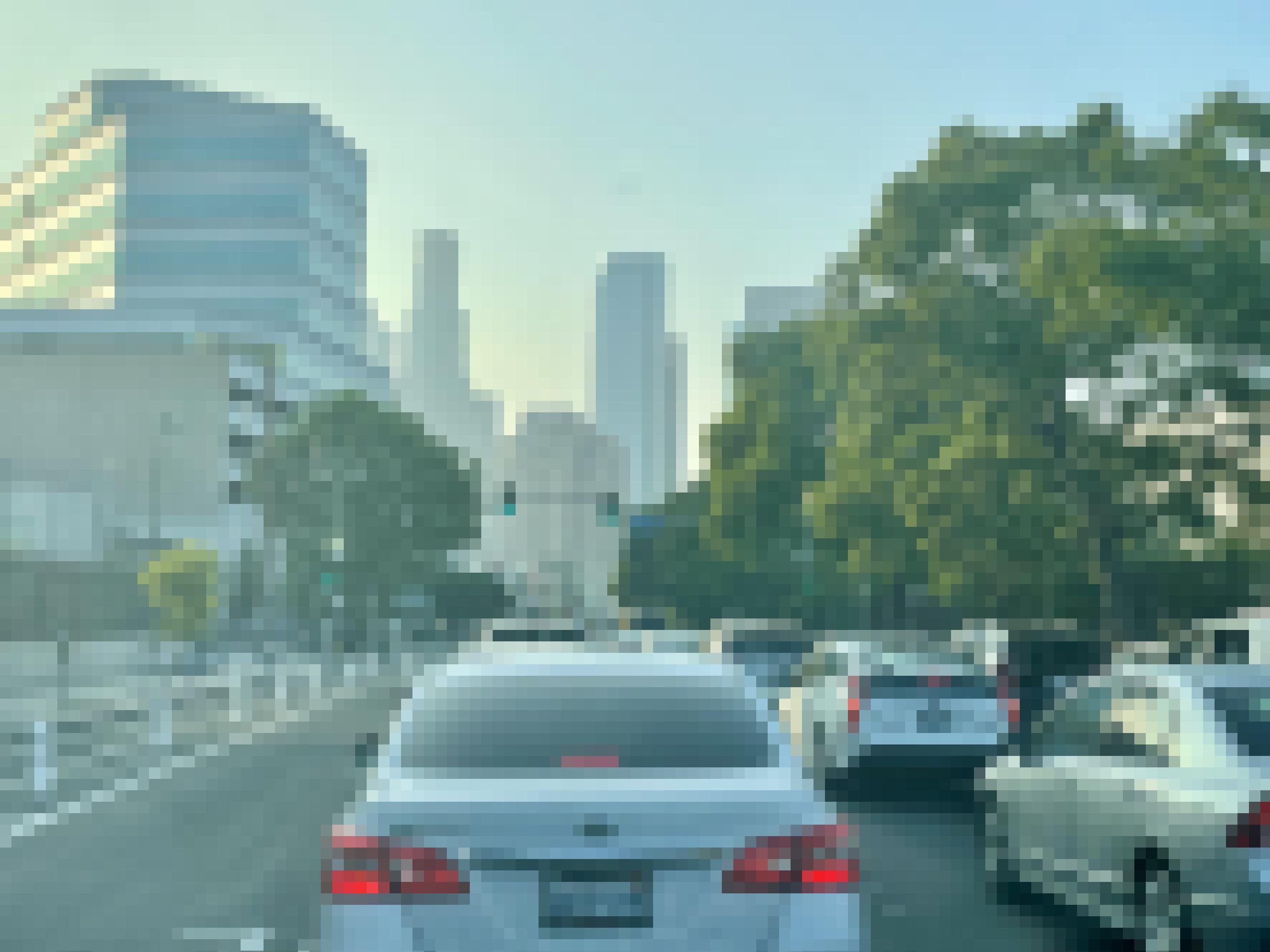 Umgeben von Hochhäusern stehen Autos auf drei Spuren in Downtown Los Angeles im Stau. Ampeln stehen auf Grün, doch es bewegt sich nichts.
