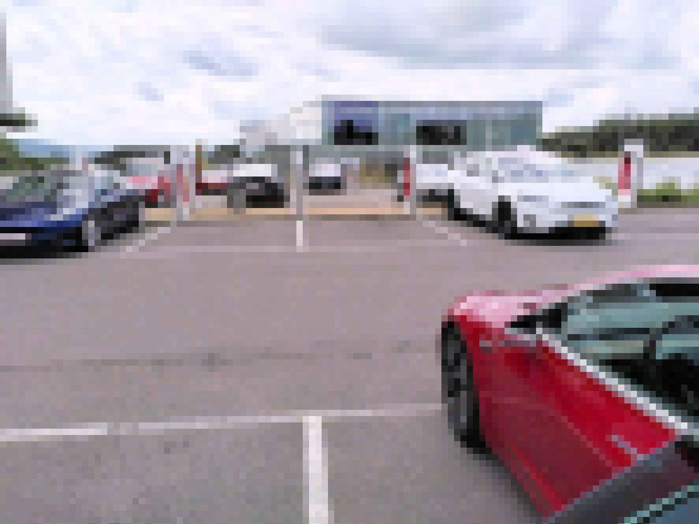 Mehrere Teslas laden Strom an einem Supercharger in Luxeumburg