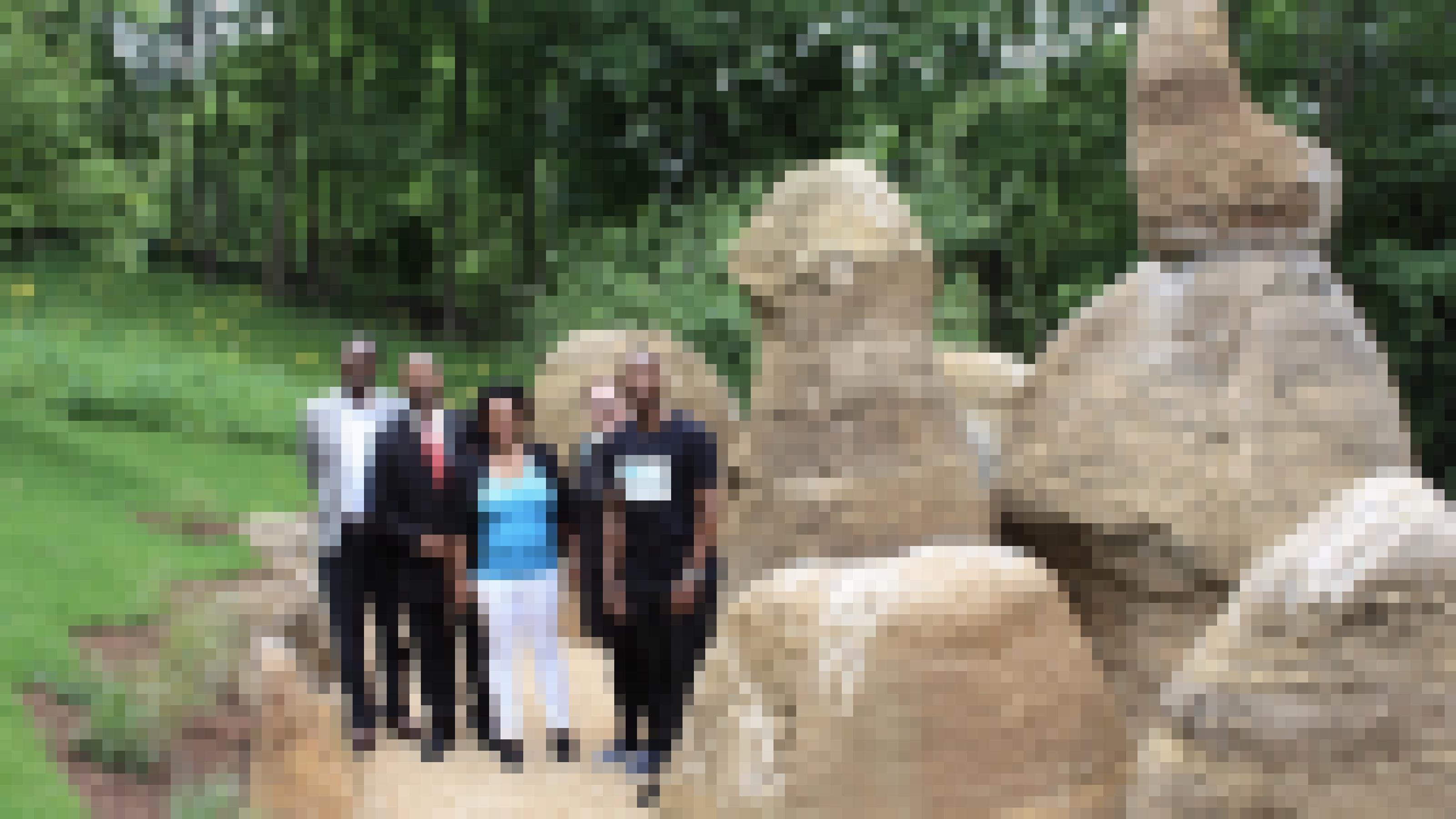 Einige Menschen, vier davon Tansanierïnnen, vor dem Würzburger Bismarck Rock