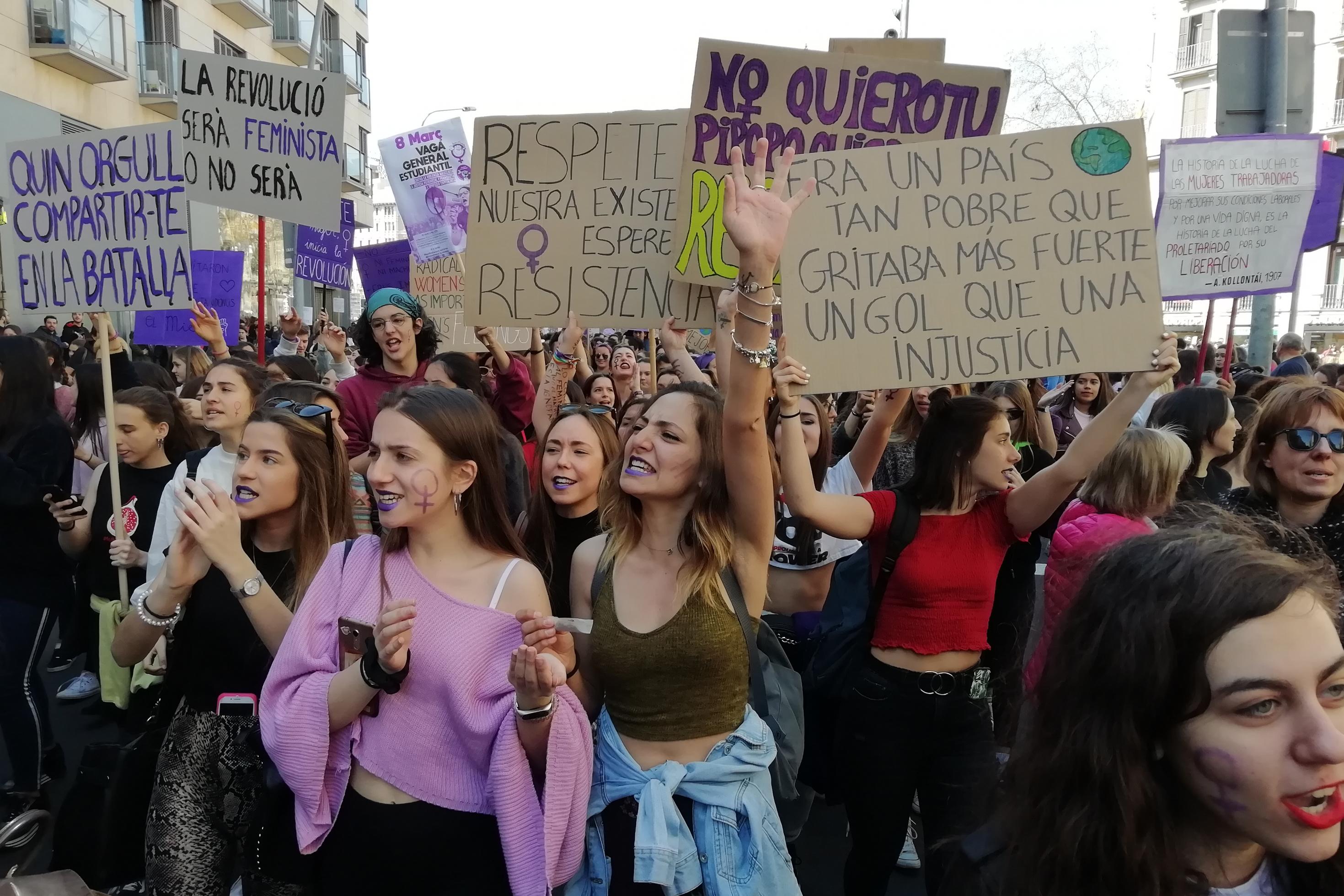 Junge Frauen demonstrieren in Barcelona beim Weltfrauentag 2019