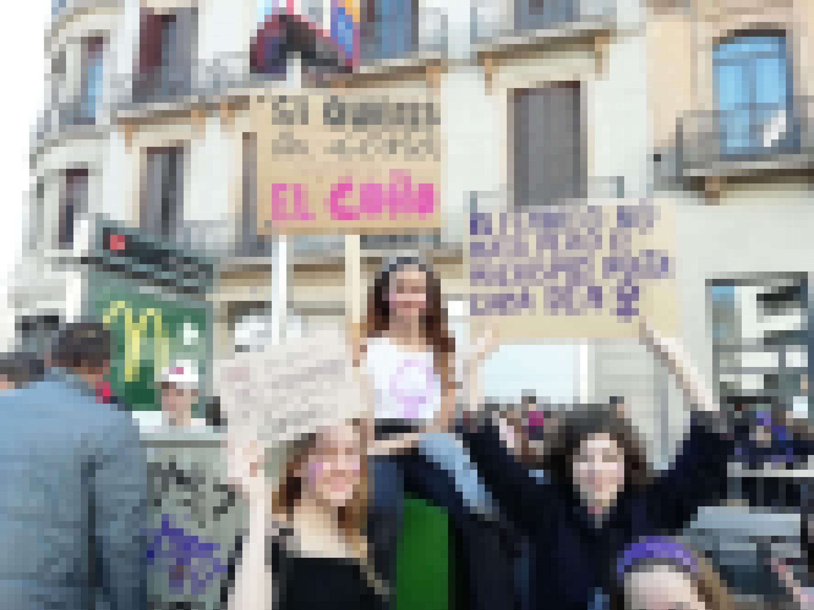 Drei junge Frauen in Barcelona protestieren mit kämpferischen Botschaften für Gleichberechtigung