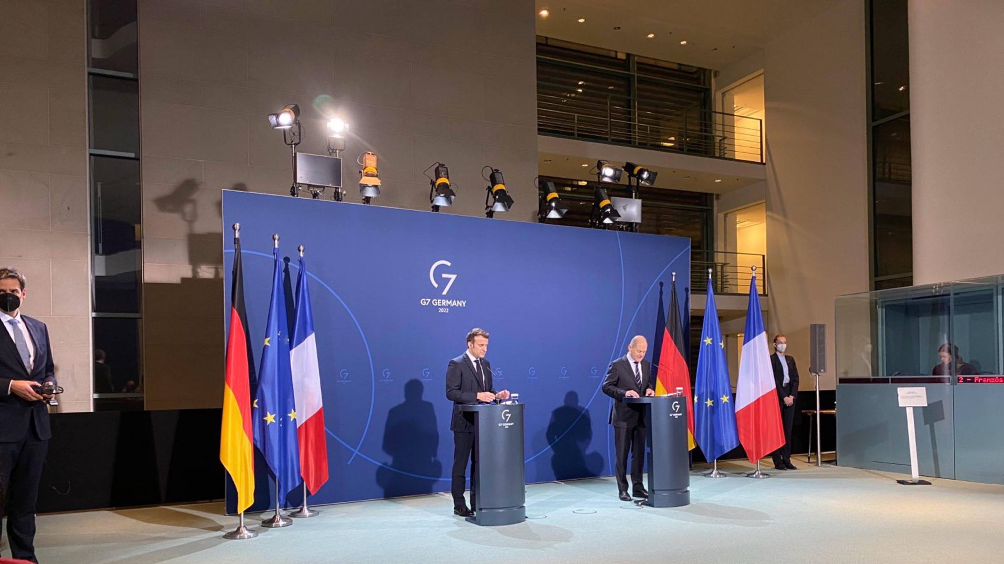 Macron und Scholz bei einer Pressekonferenz.