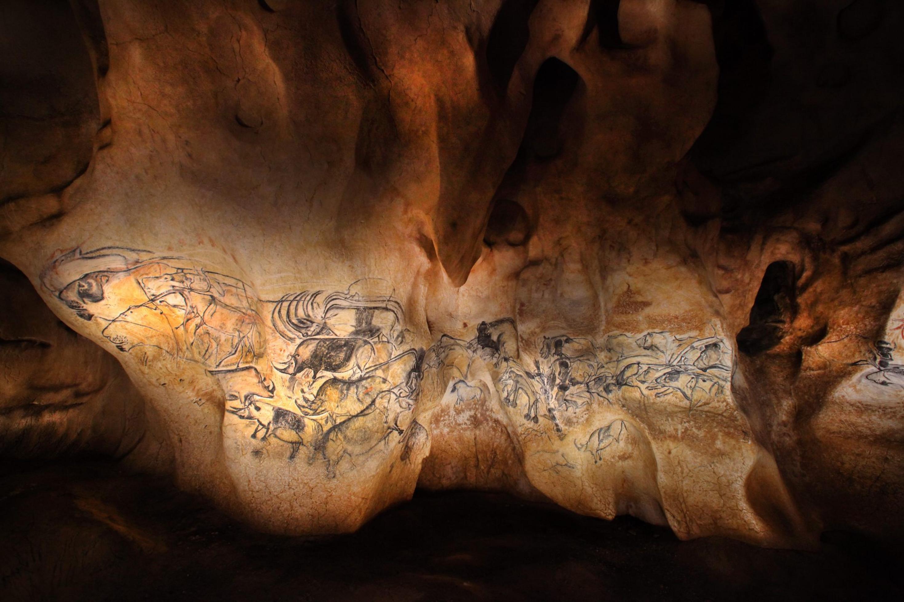 Antike Höhlenmalerei auf der Tiere zu erkennen sind.