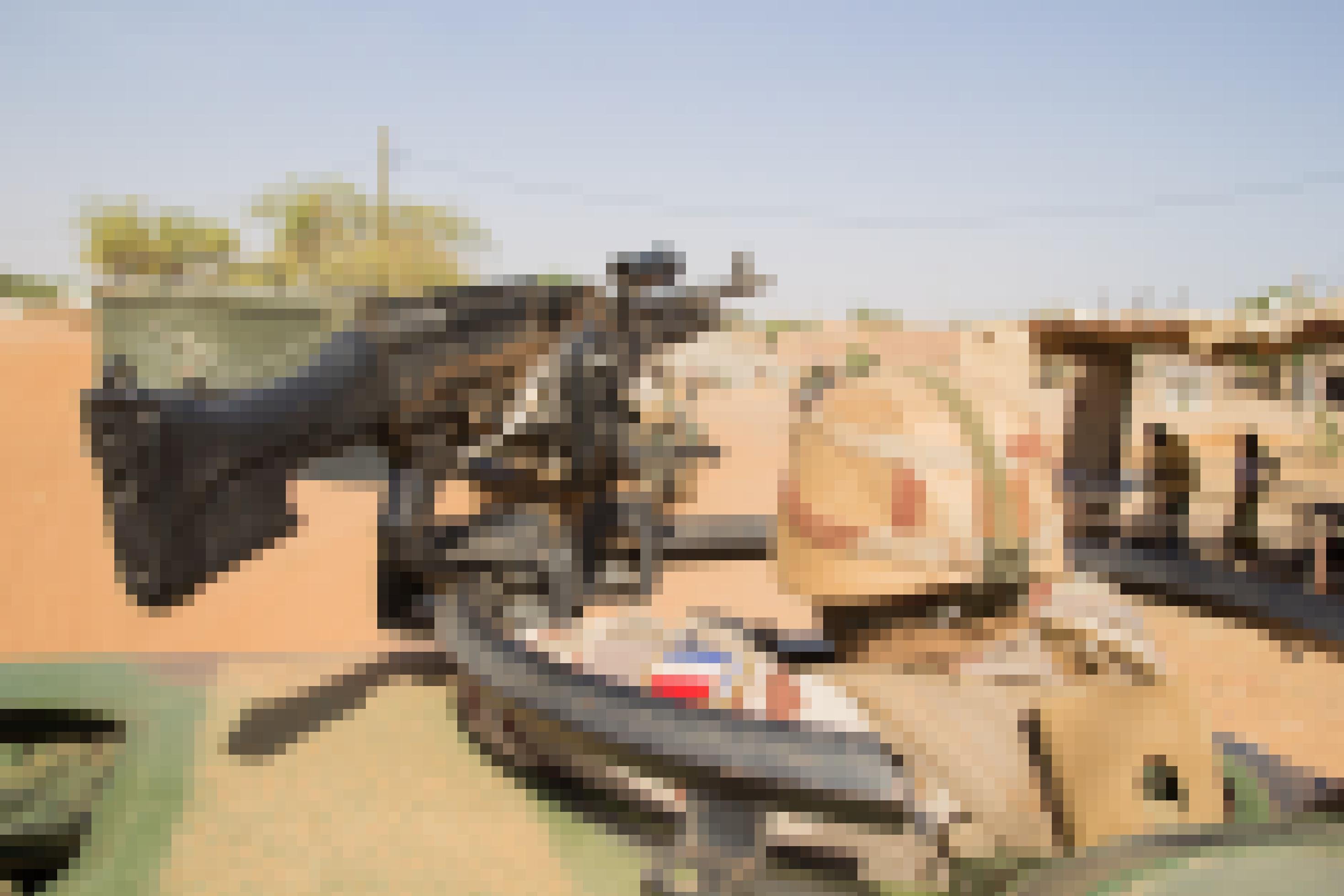 Man guckt einem französischen Soldaten praktisch über die Schulter, er selbst steht im Ausguck eines Panzers, am Geschütz. Das Geschütz ist auf dem Bild nach rechts gerichtet, dort sind auch Zivilisten zu sehen.