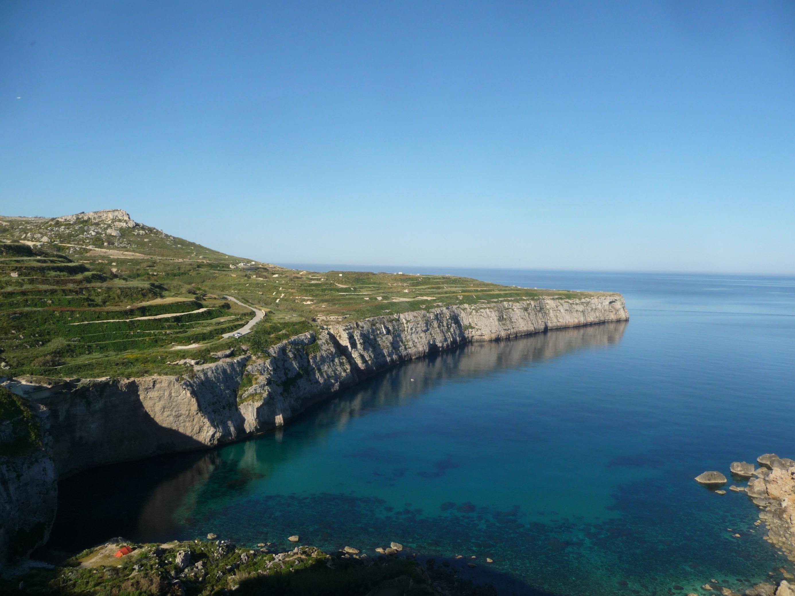 Blick über die felsige Küstenlandschaft Maltas