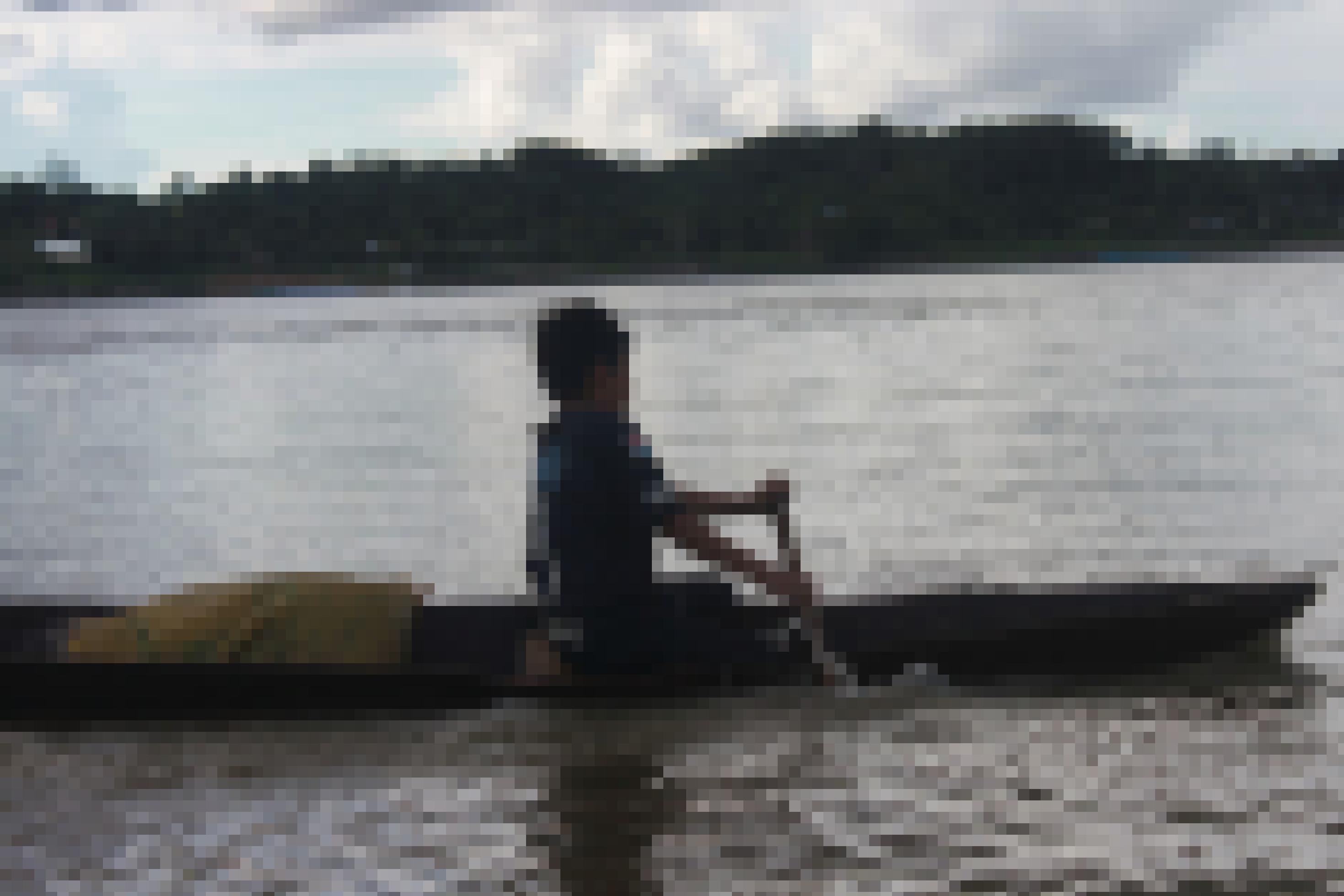 Ein Fluss in der Dämmerung. Auf dem Fluss ein Kanu, darin sitzt ein rund 12jähriger Junge und paddelt.