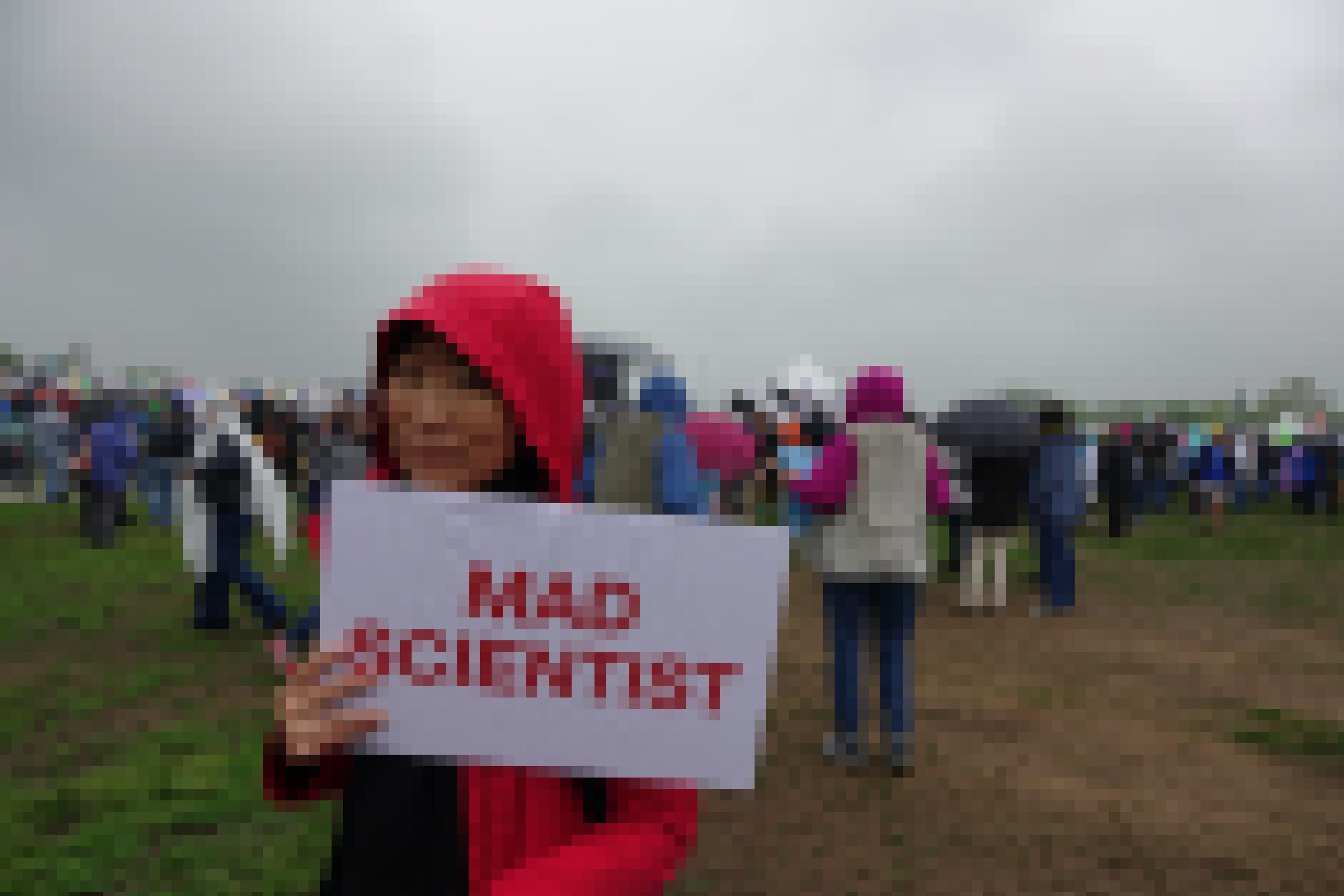 Eine Frau hält ein Schild hoch. Darauf steht: Mad Scientist