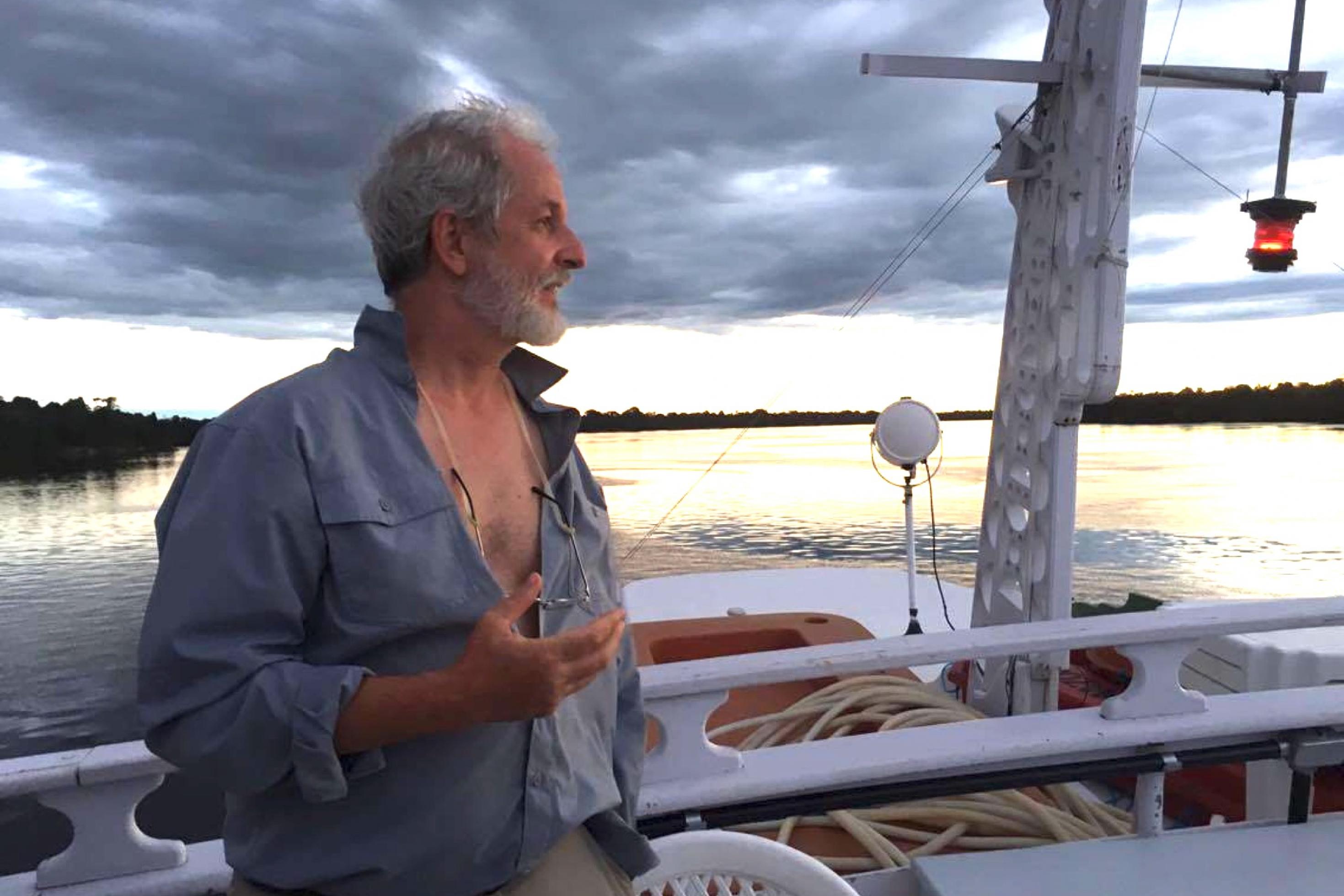 Der Ornithologe Mario Cohn-Haft auf einem Boot