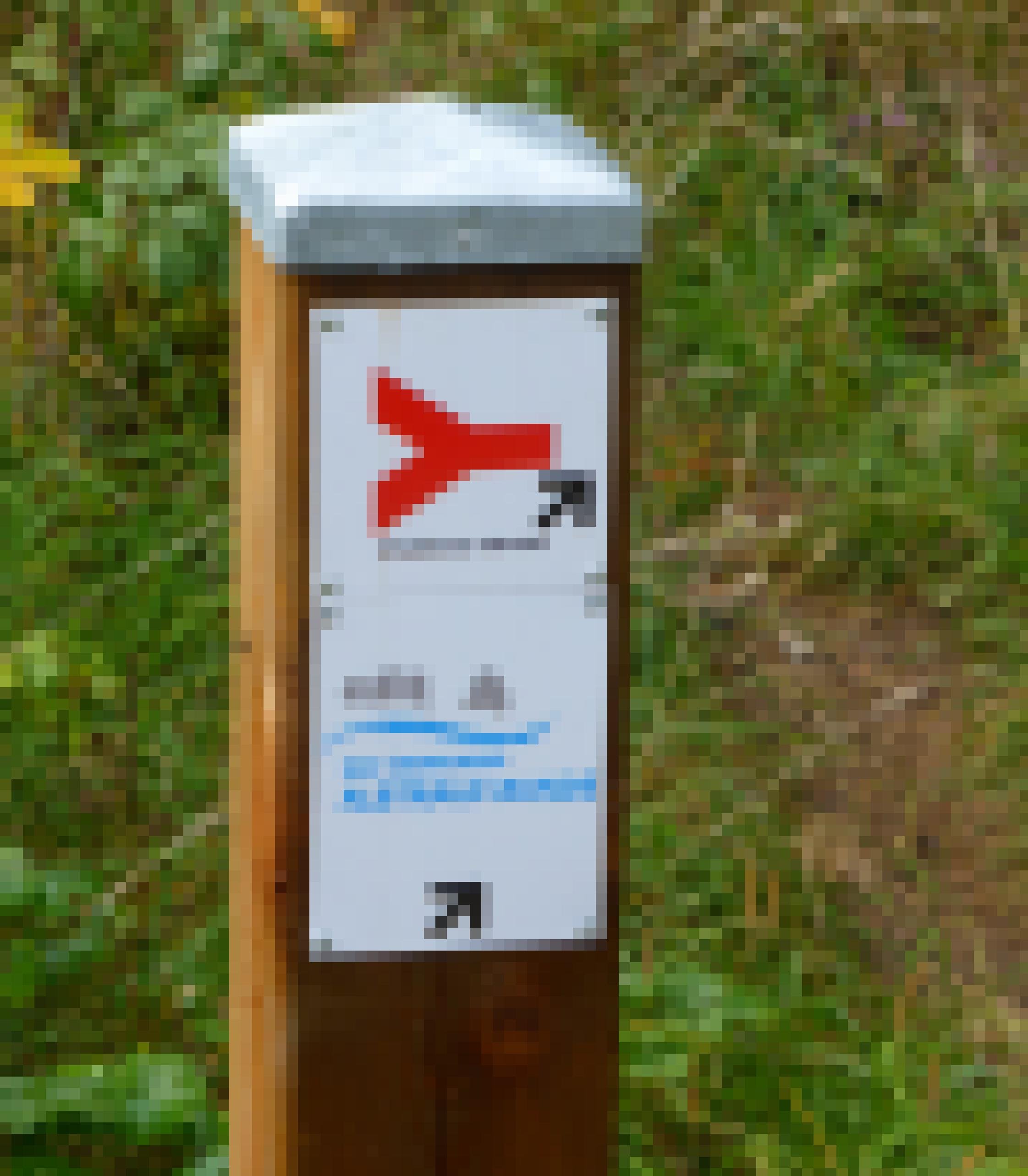 Blech-bemützter Holzpflock, dessen weißes Schild mit dem roten Ypsilon sowie der blauen Inschrift „Albtrauf-Runde“ versehen ist.