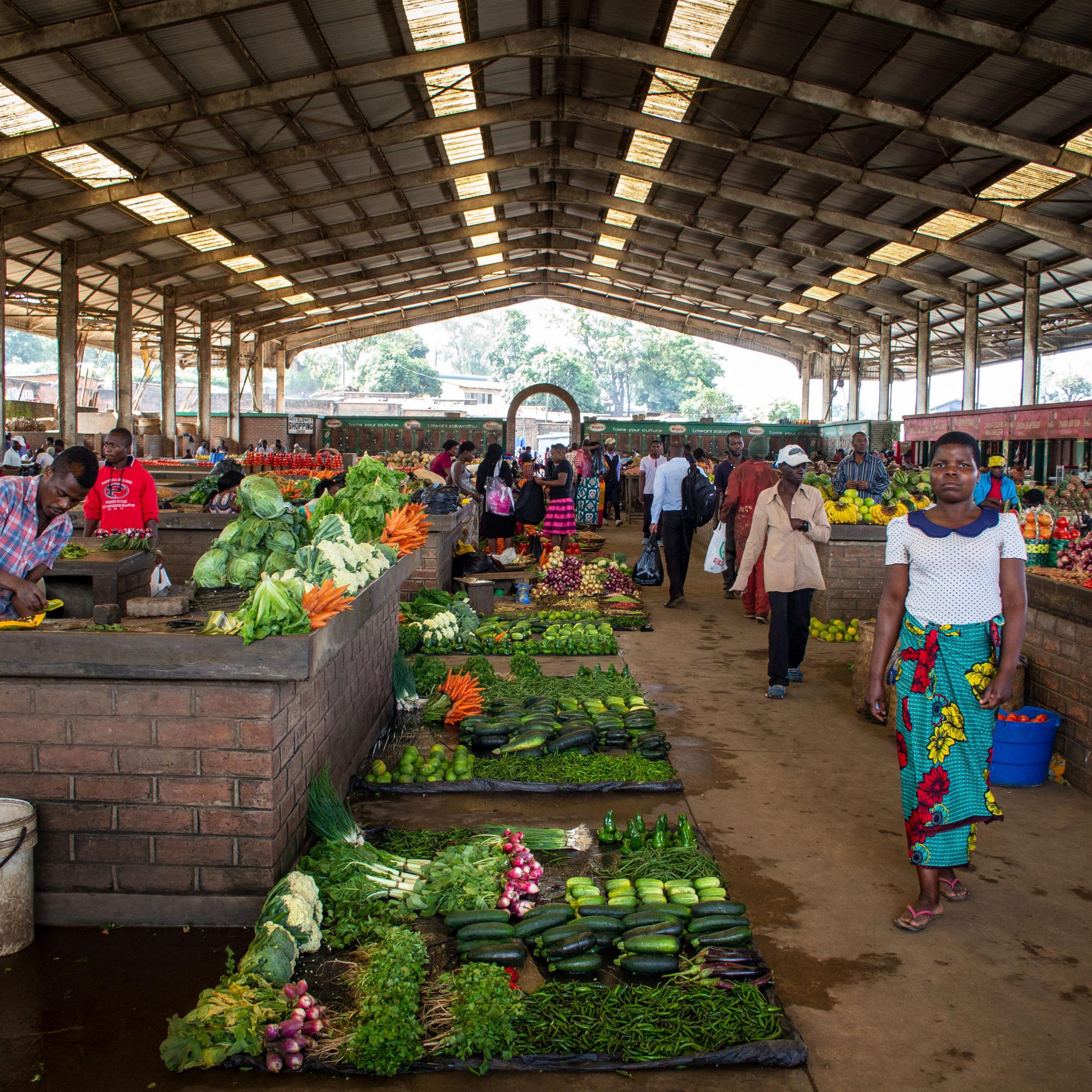 Die Markthalle in Blantyre in Malawi mit einem reichen Angebot an Obst und Gemüse