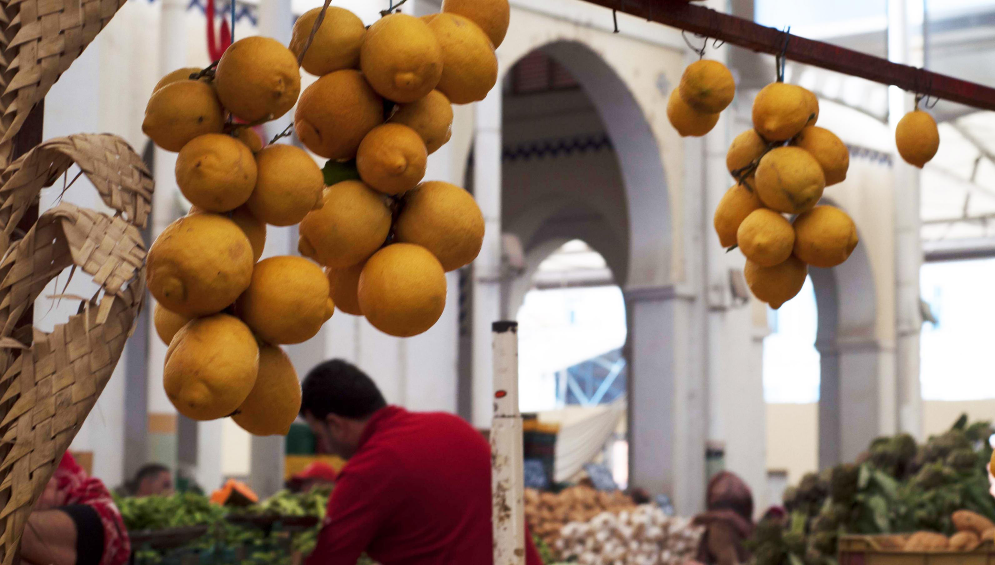 In der Markthalle des Zentralmarkts von Tunis hängen frische Zitronen
