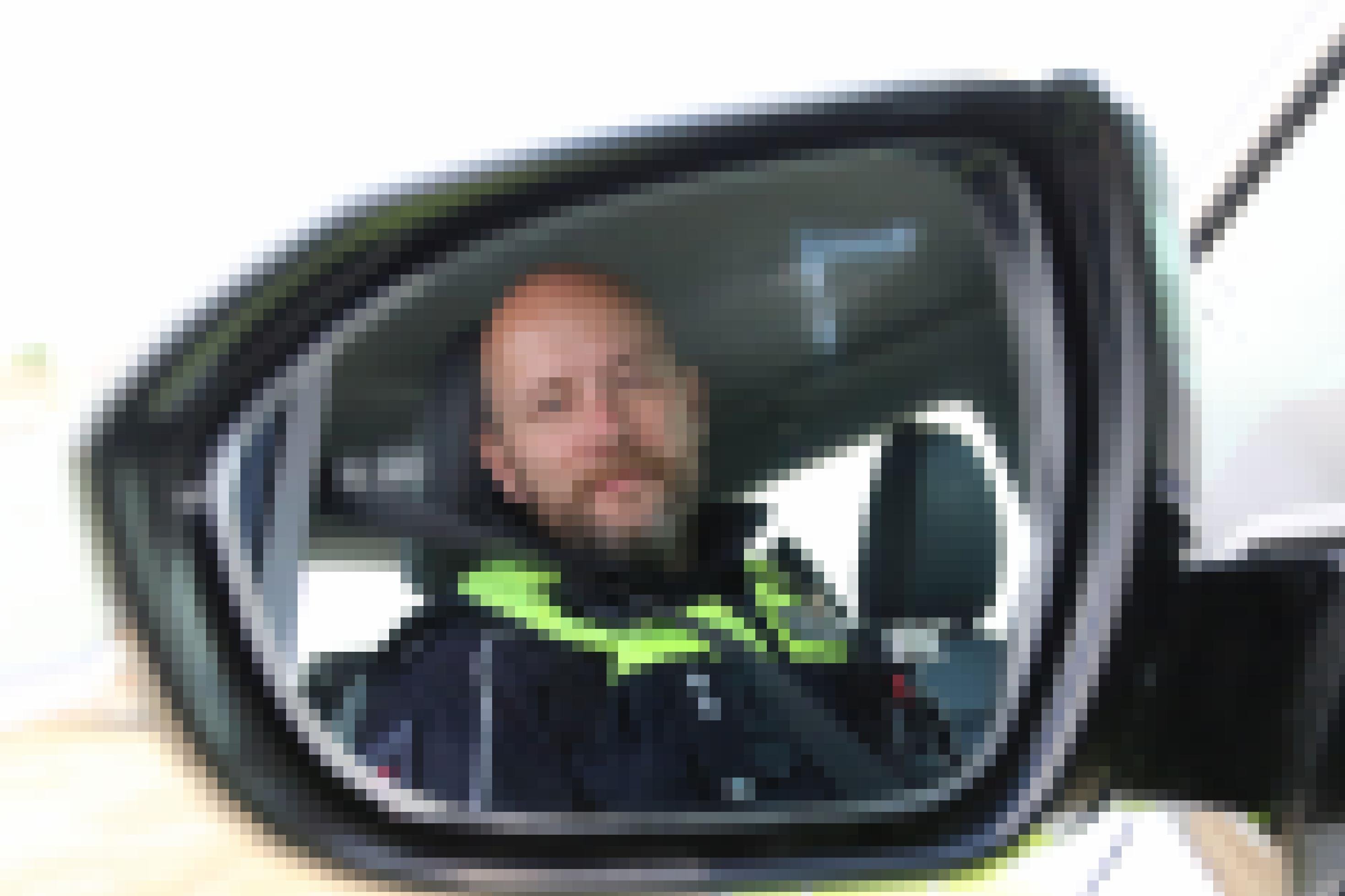 Oberkommissar Markus Zarncke im Auto, fotografiert im Seitenspiegel