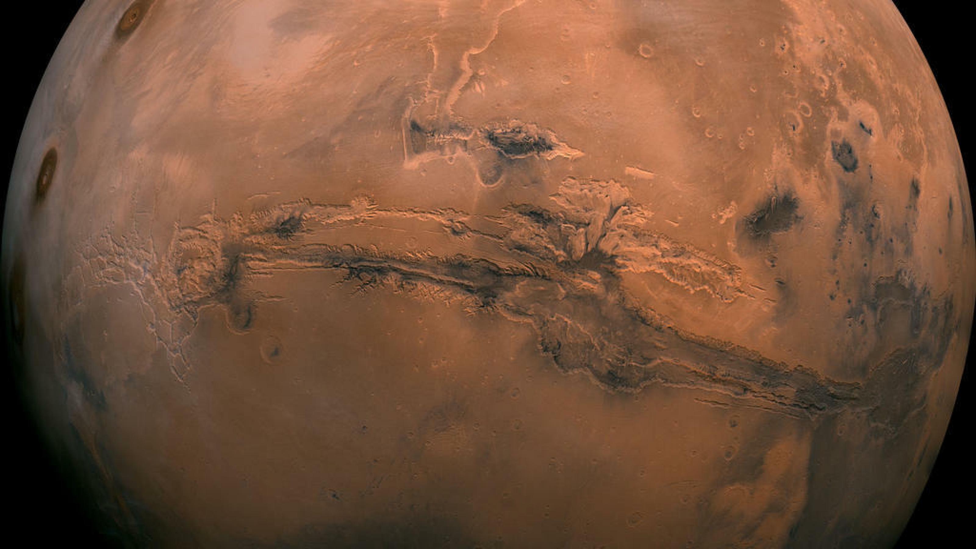 Der rote Planet Mars, mit erkennbaren geologischen Gräben