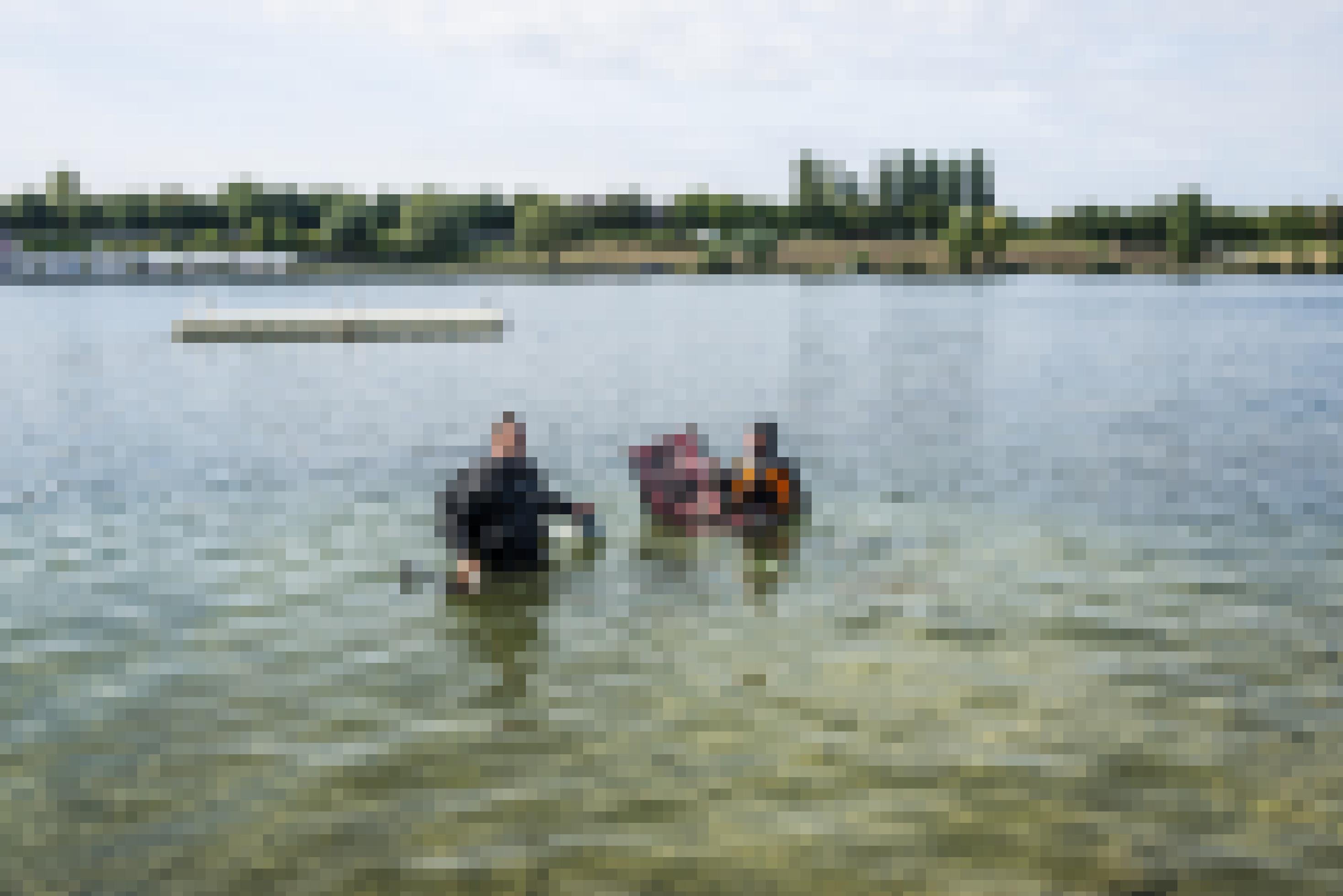 Martin Aigner taucht gemeinsam mit einem Kollegen auf. Der hat einen weggeworfenen Liegestuhl geborgen. Dahinter befindet sich die Wiener Donauinsel