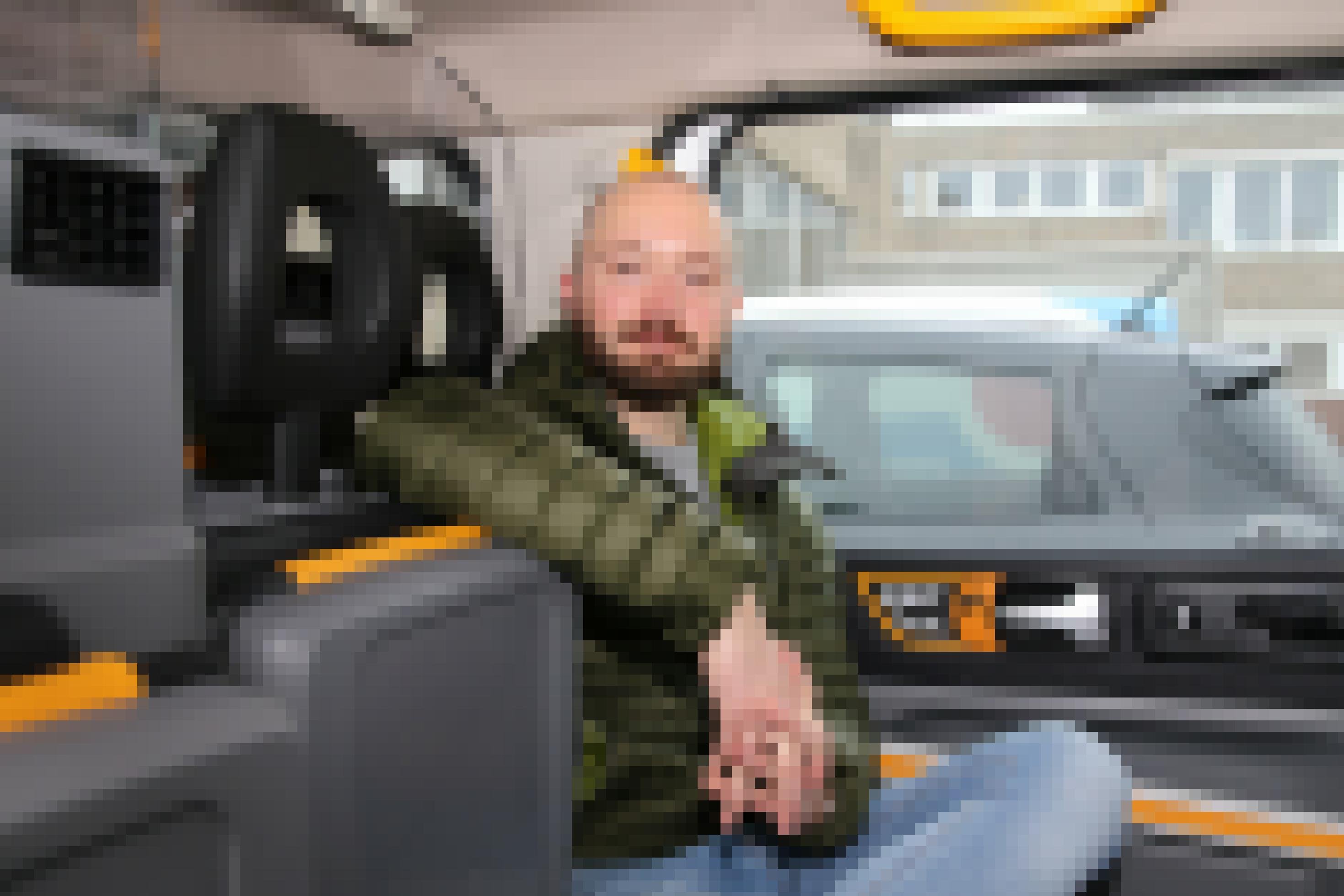 Projektleiter Martin Dönch sitzt in einem Elektro-Taxi