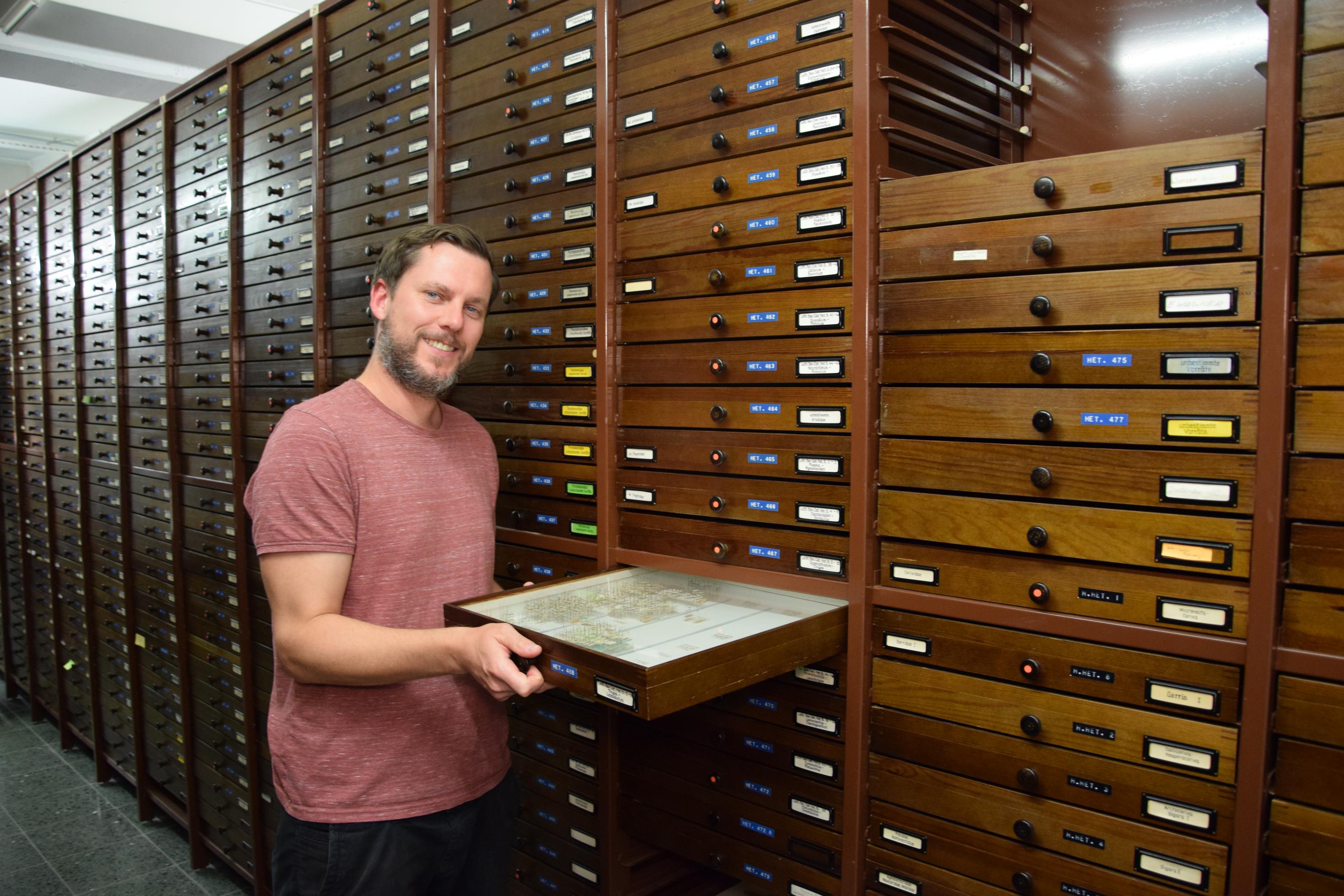 Der Forscher Martin Husemann steht vor Regalen der biologischen Sammlung des Museum für Natur Hamburg.