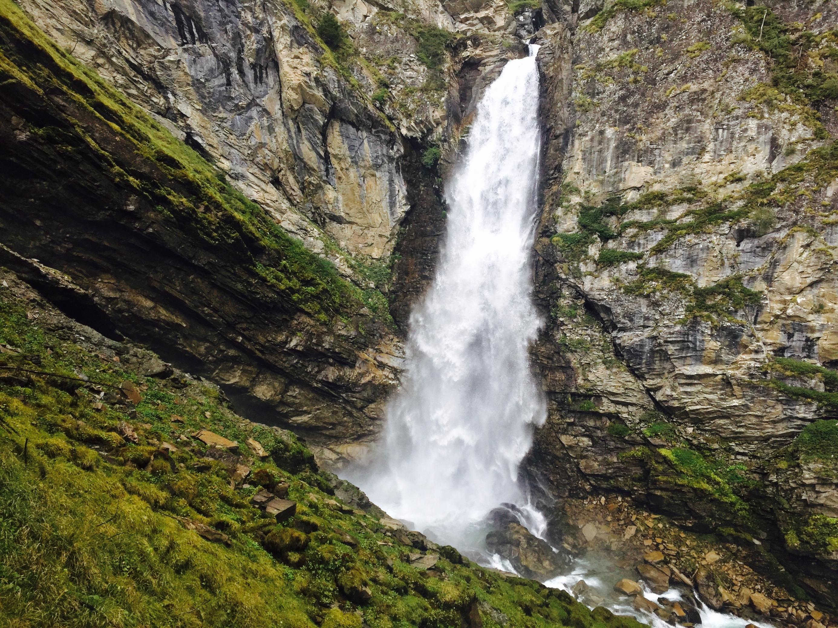 Aufnahme eines Wasserfalls zwischen Felswänden.