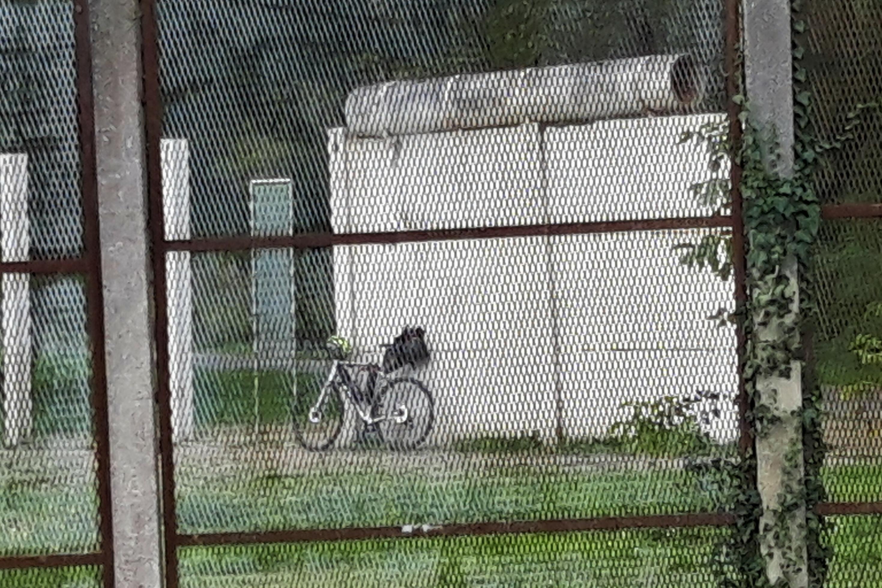 Im Hintergrund lehnt das Rad des RadelndenReporters an einem Überbleibsel der Berliner Mauer.