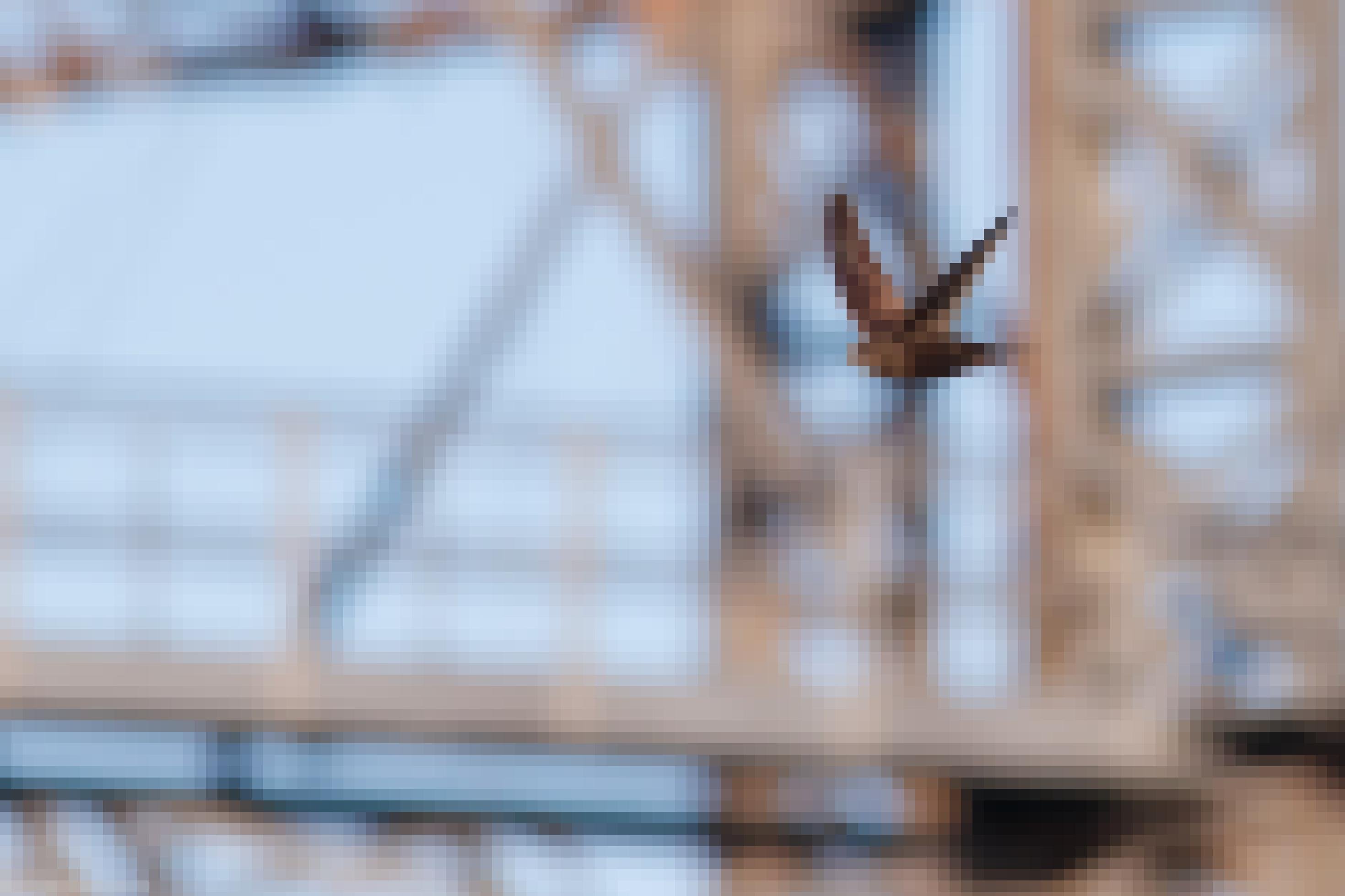 Ein einzelner Mauersegler fliegt mit leicht nach oben gestellten Flügeln durch die Luft.