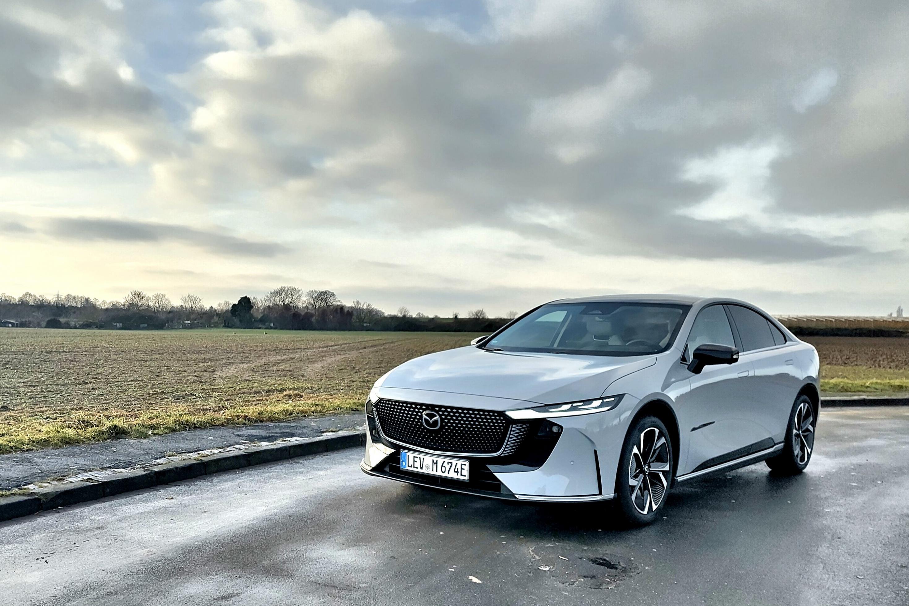 Mazda 6e steht neben einem Feld auf einer Wendeschleife.