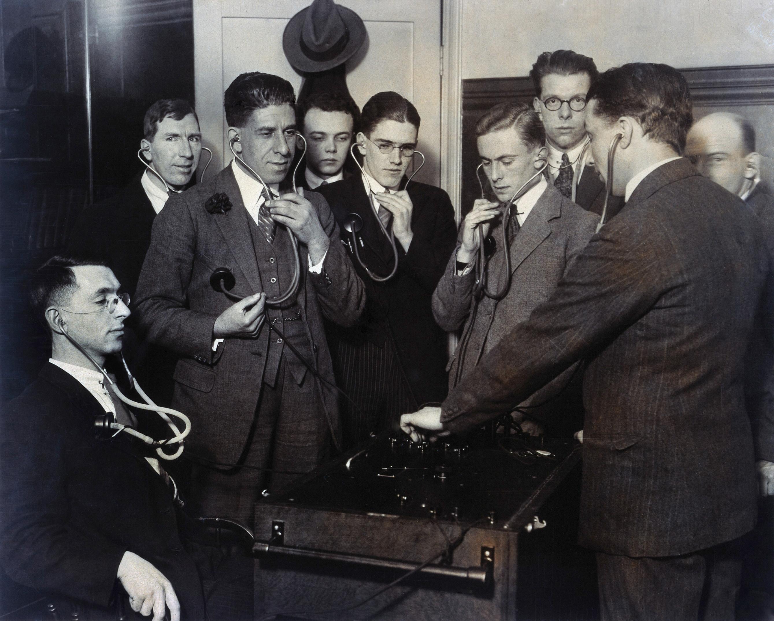 Ärzte und Studenten an der University Michigan testen ein elektronisches Stethoskop (etwa um 1925).
