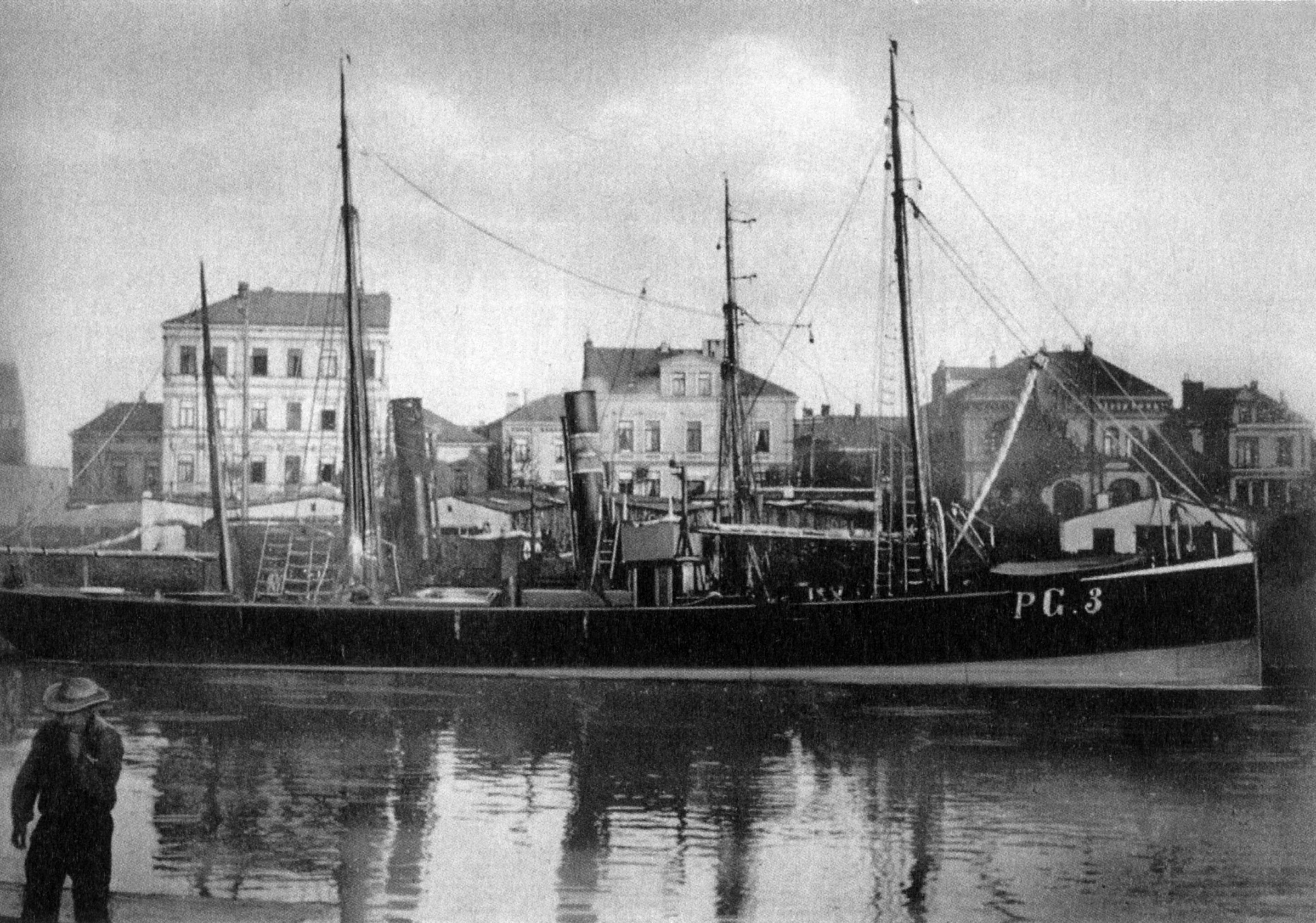 Kleines Dampferschiff auf historischem Schwarz-weiß-Bild