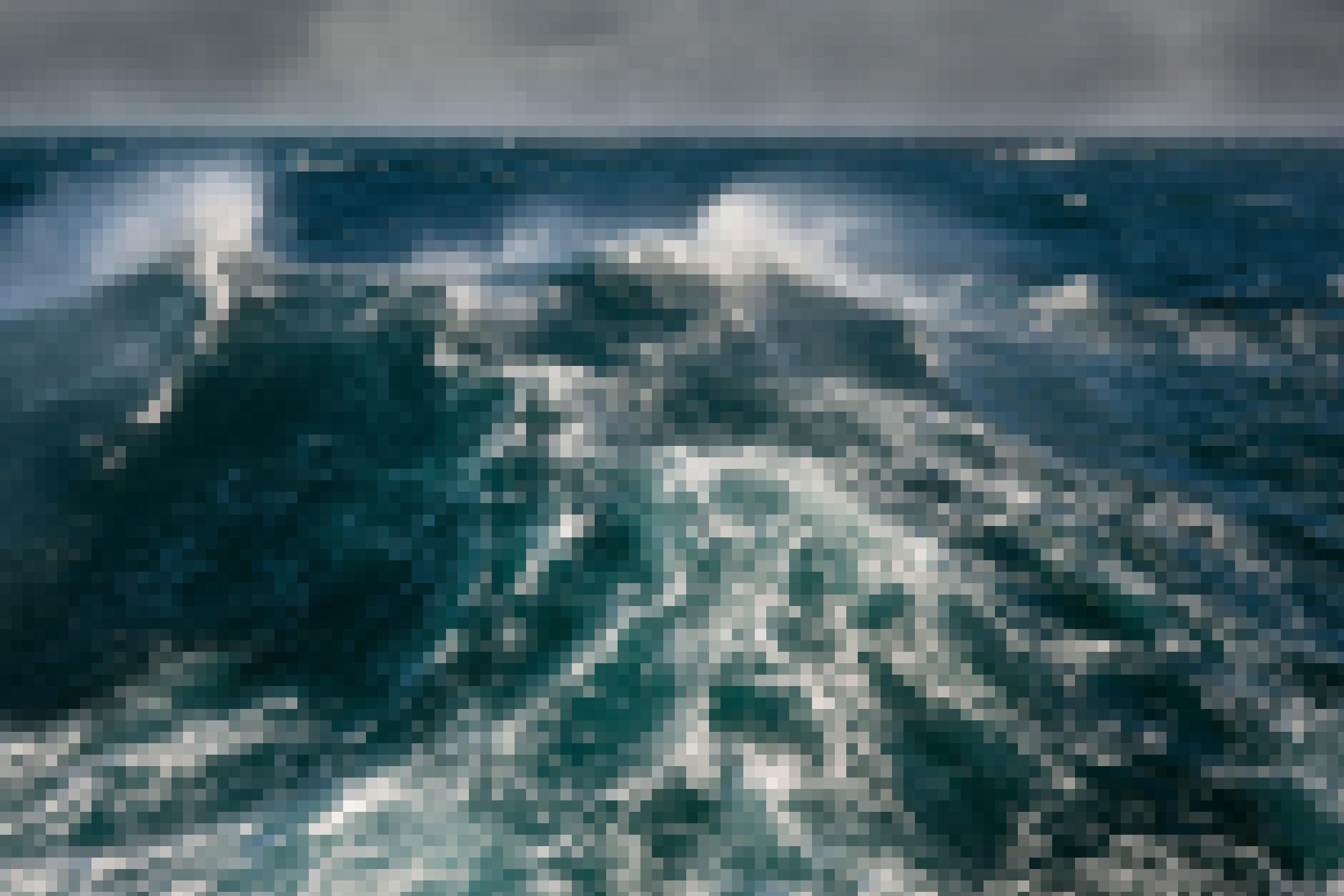 Peitschende Wellen vor einer weiten Meeresfläche.