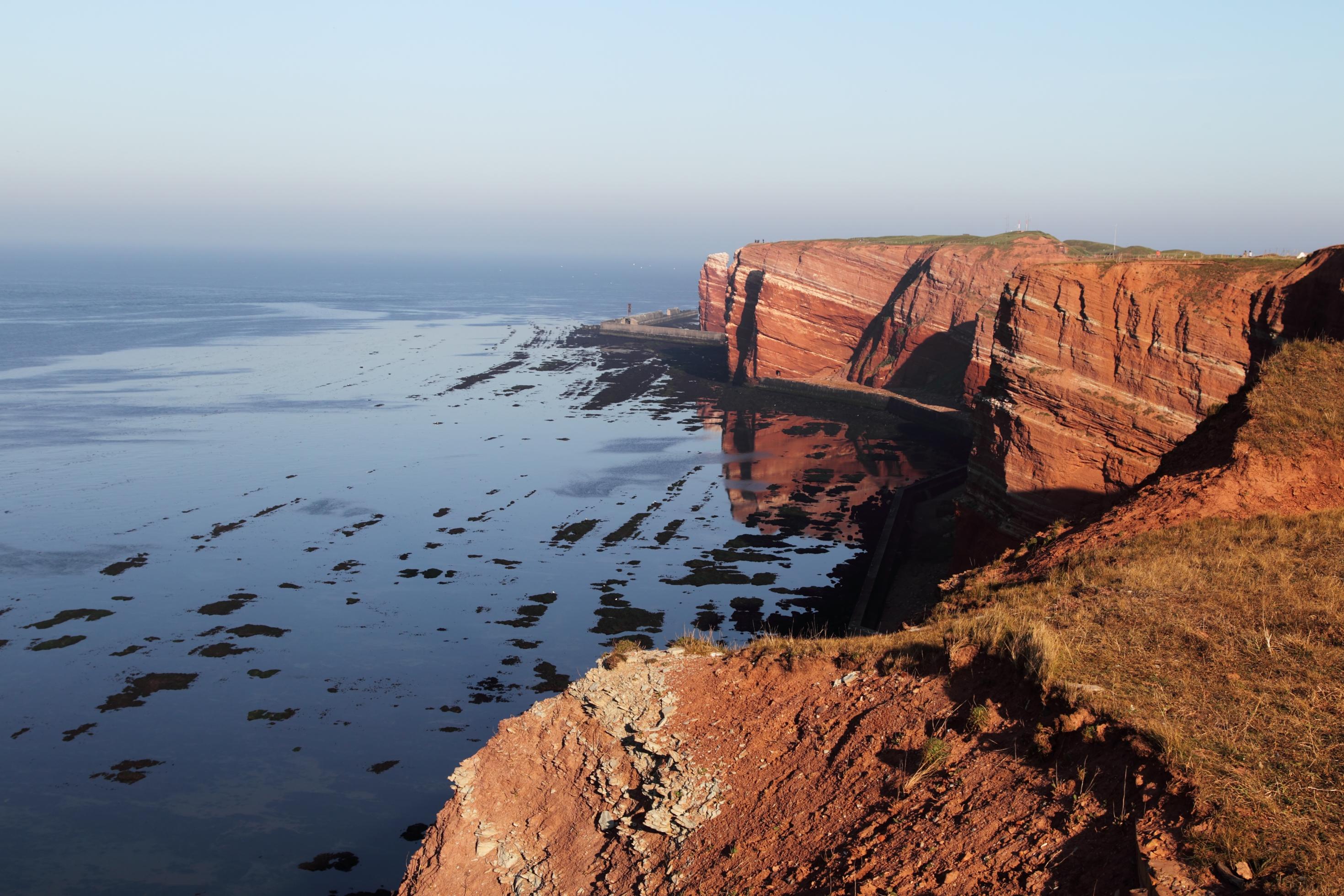 Blick in die Weite über die sehr hohen roten Klippen und das offene Meer.