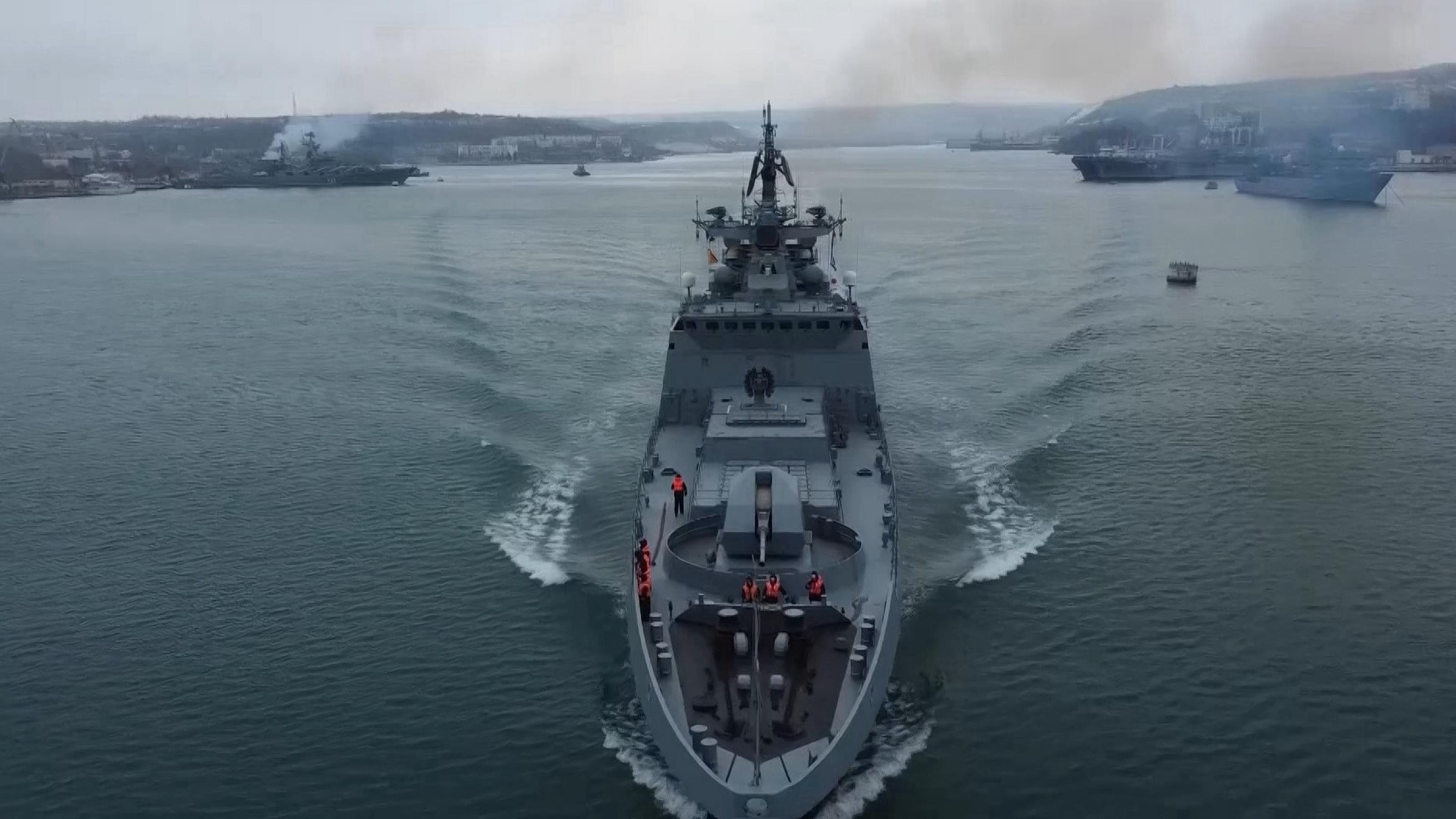 Russische Kriegsschiffe in einer Bucht.