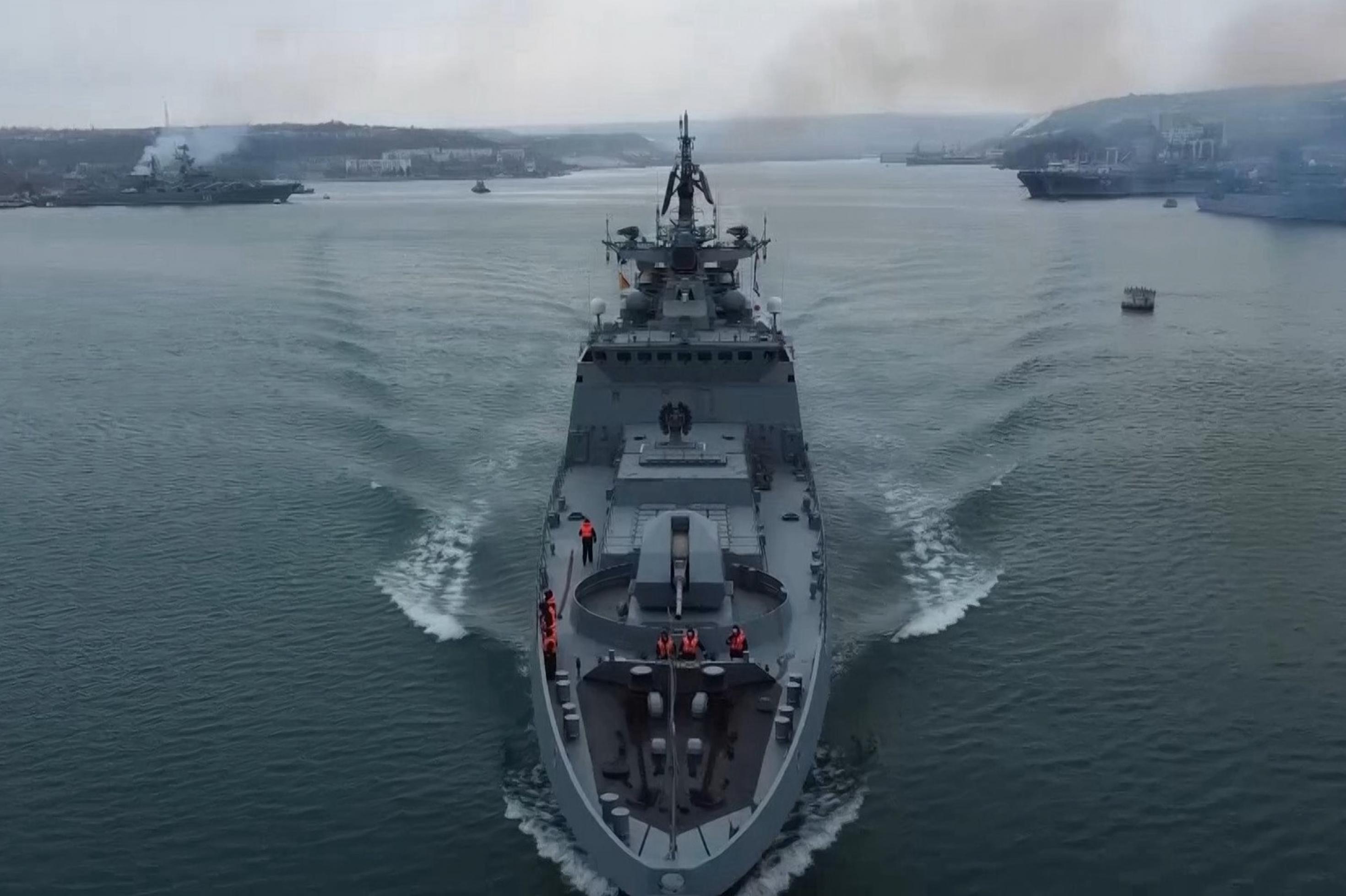 Russische Kriegsschiffe in einer Bucht.