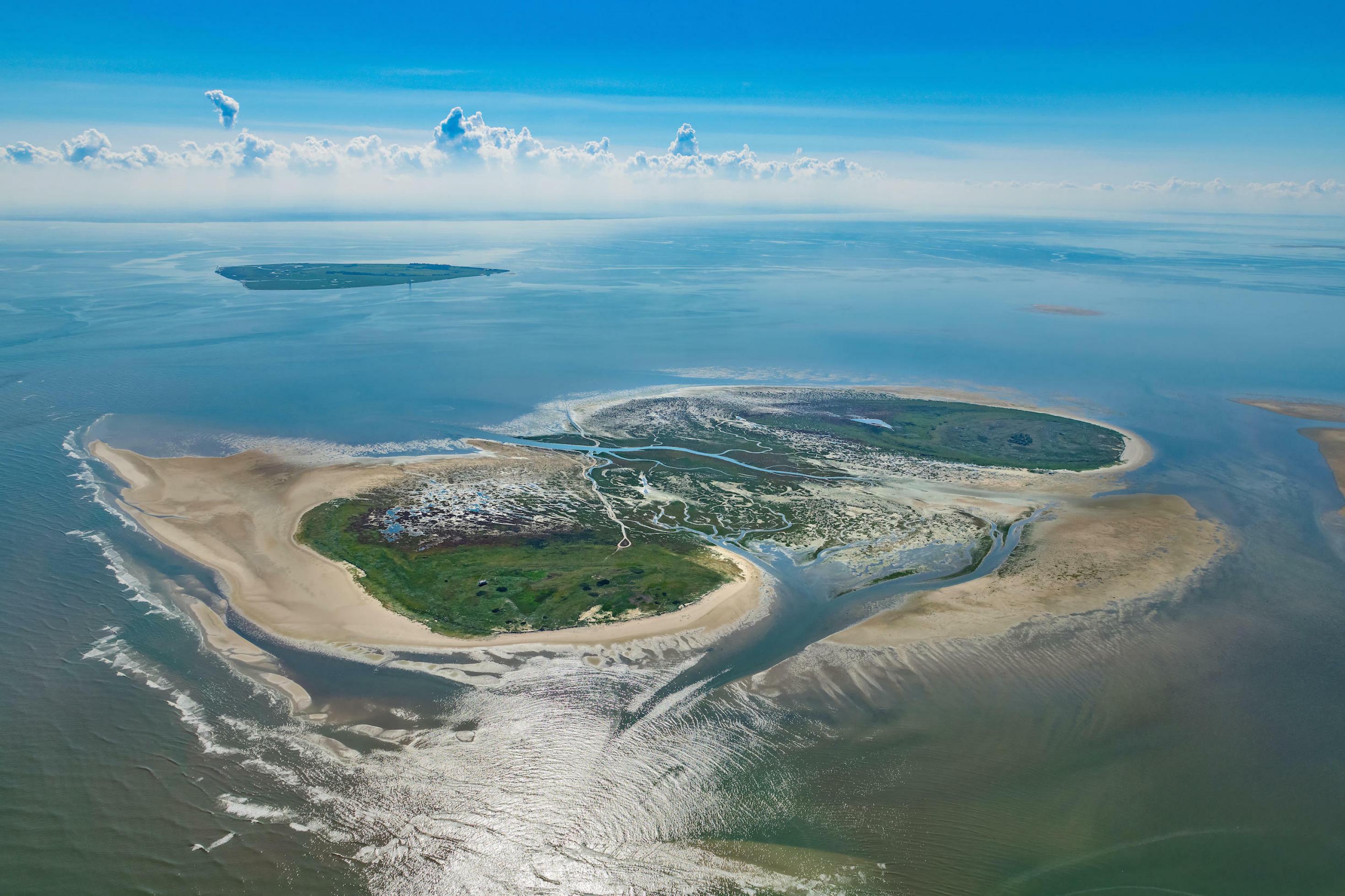 Die Inseln Nigehörn und Scharhörn in der Nordsee im Wattenmeer vor Cuxhaven im Bundesland aus der Luft. Es sieht fast aus wie tropische Inseln.
