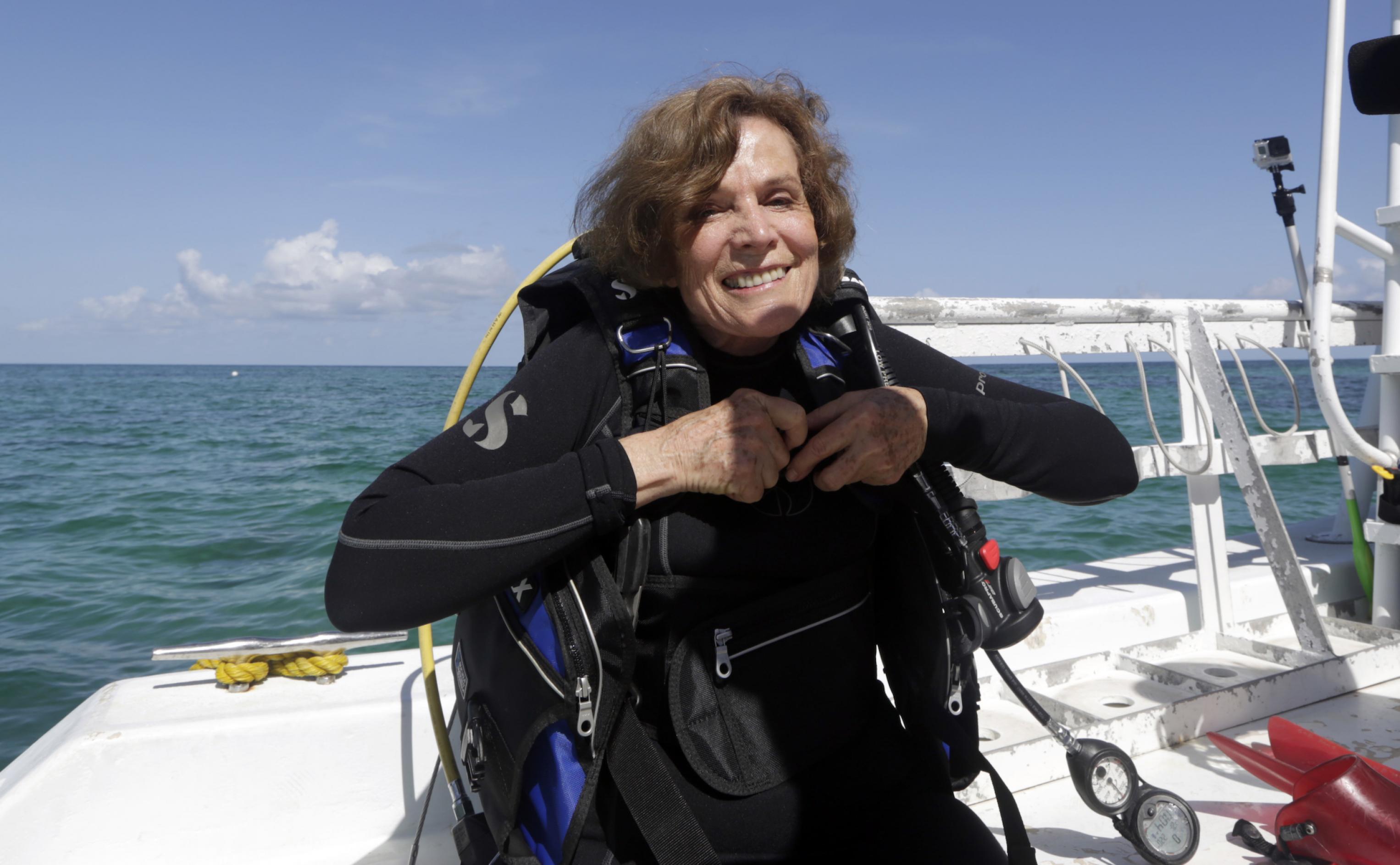 Das Bild zeigt die legendäre Meeresbiologin Sylvia Earle im Tauchanzug im Wasser. Sie hat mit ihrer Organisation „Mission Blue“ das marine Schutzgebietsnetz der „Hope Spots“ initiiert