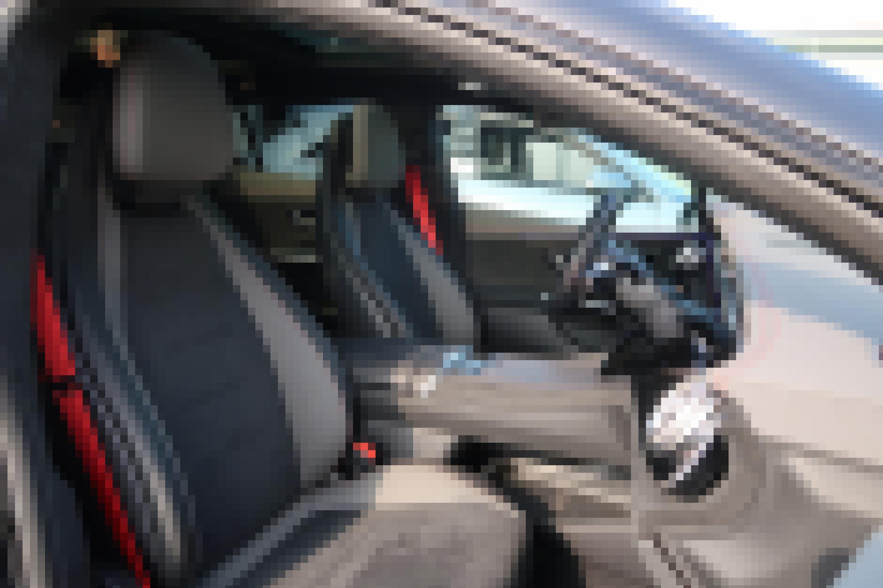 Blick in den Innenraum des Mercedes EQE mit roten Sicherheitsgurten.