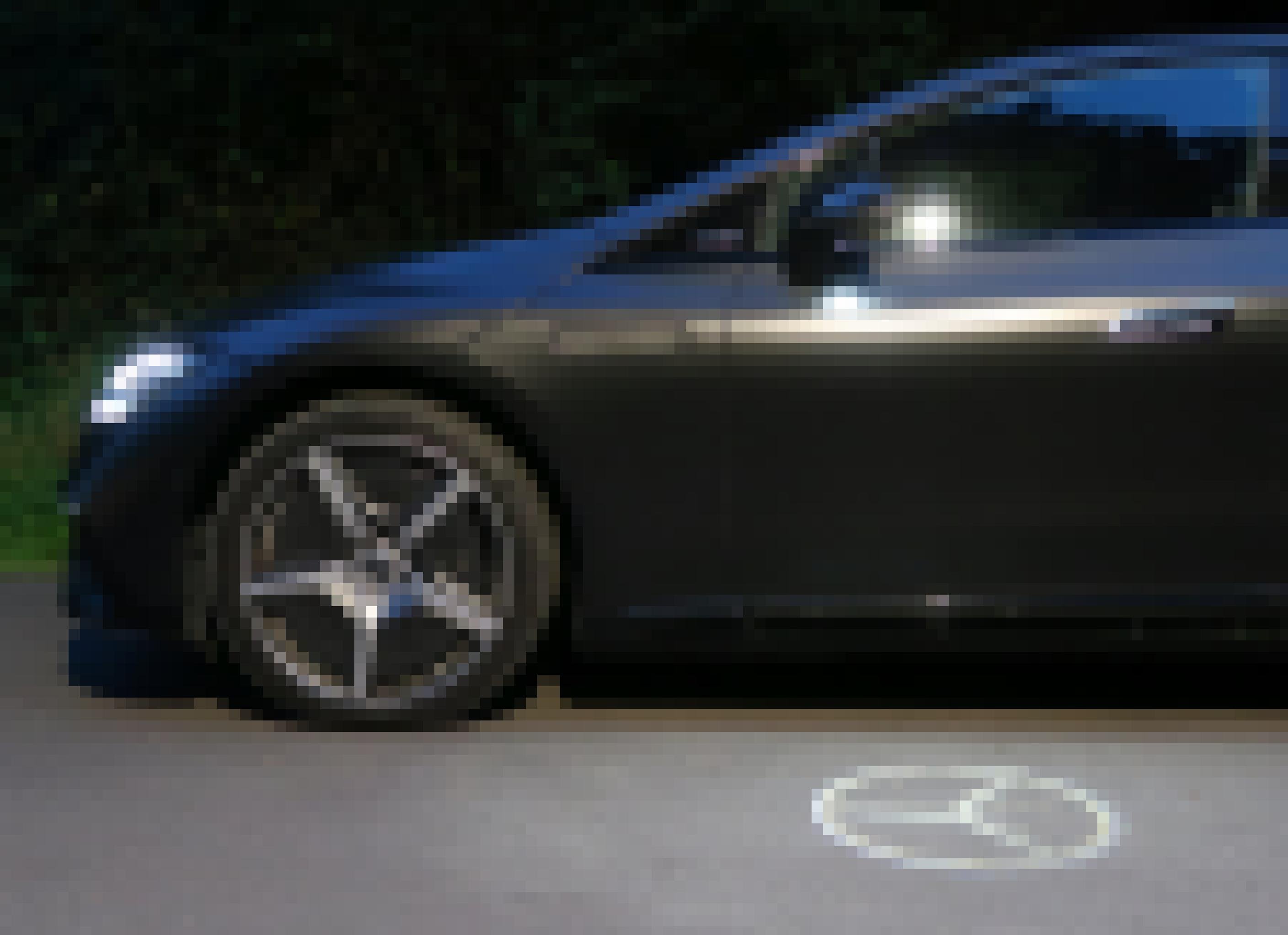 Der Mercedes EQE projiziert einen Stern auf die Straße.