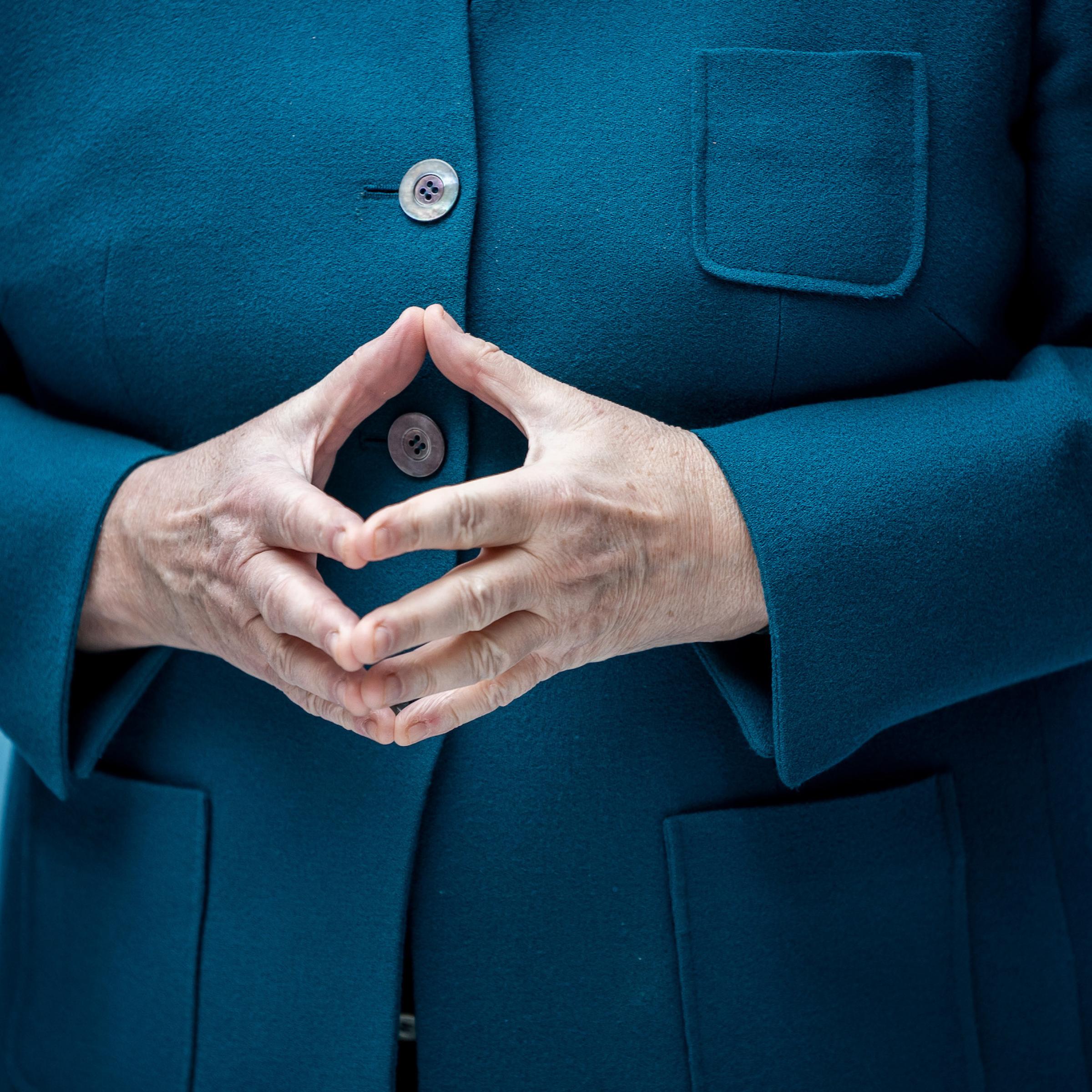 Das Bild zeigt die zur Raute gefalteten Hände von Angela Merkel – eine Ikone.
