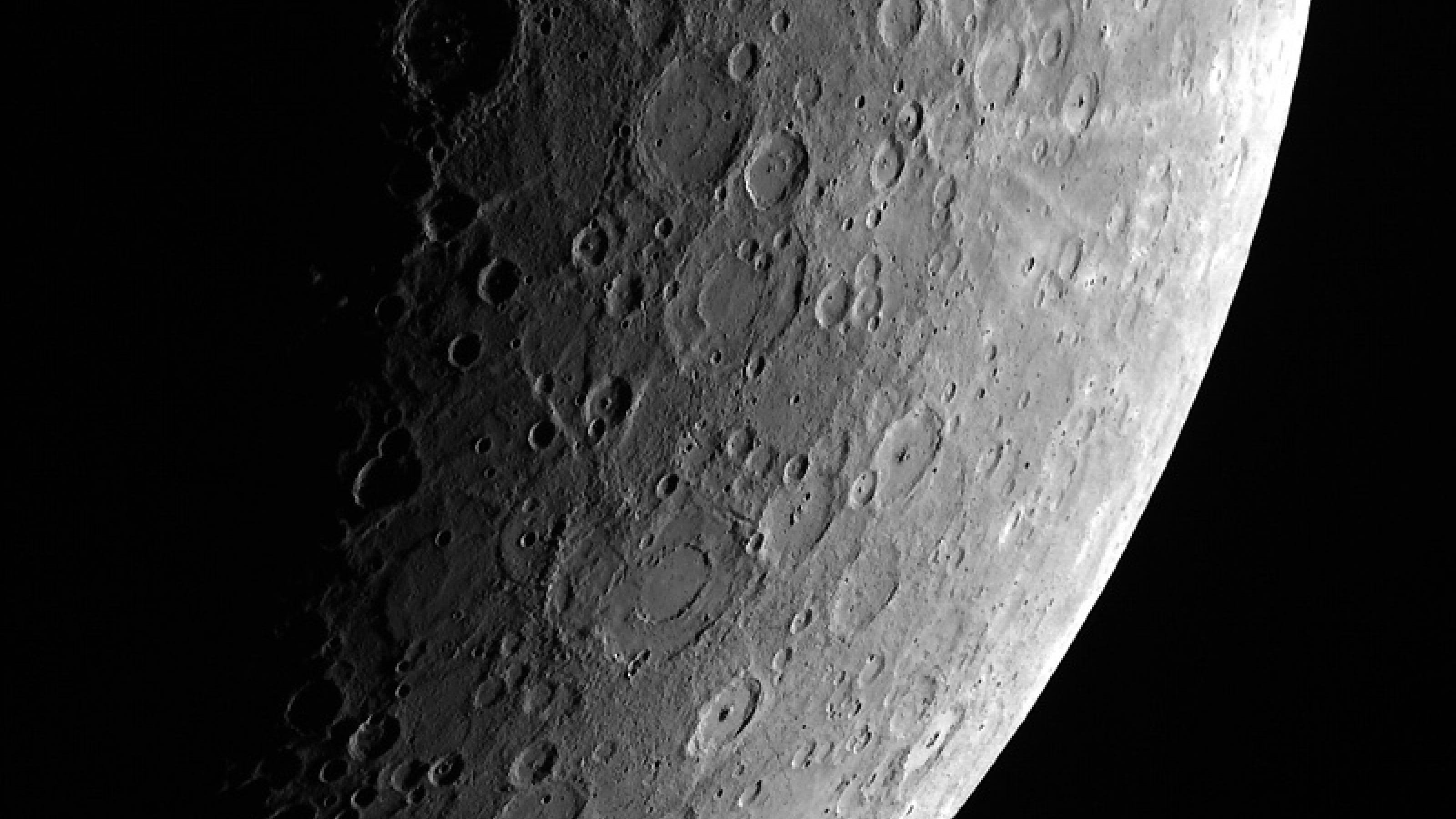 Der kraterreiche Merkur ist auf den ersten Blick nur schwer von unserem Erdtrabanten zu unterscheiden: Ein Bild vom 23. April 2013 von der NASA-Sonde Messenger.