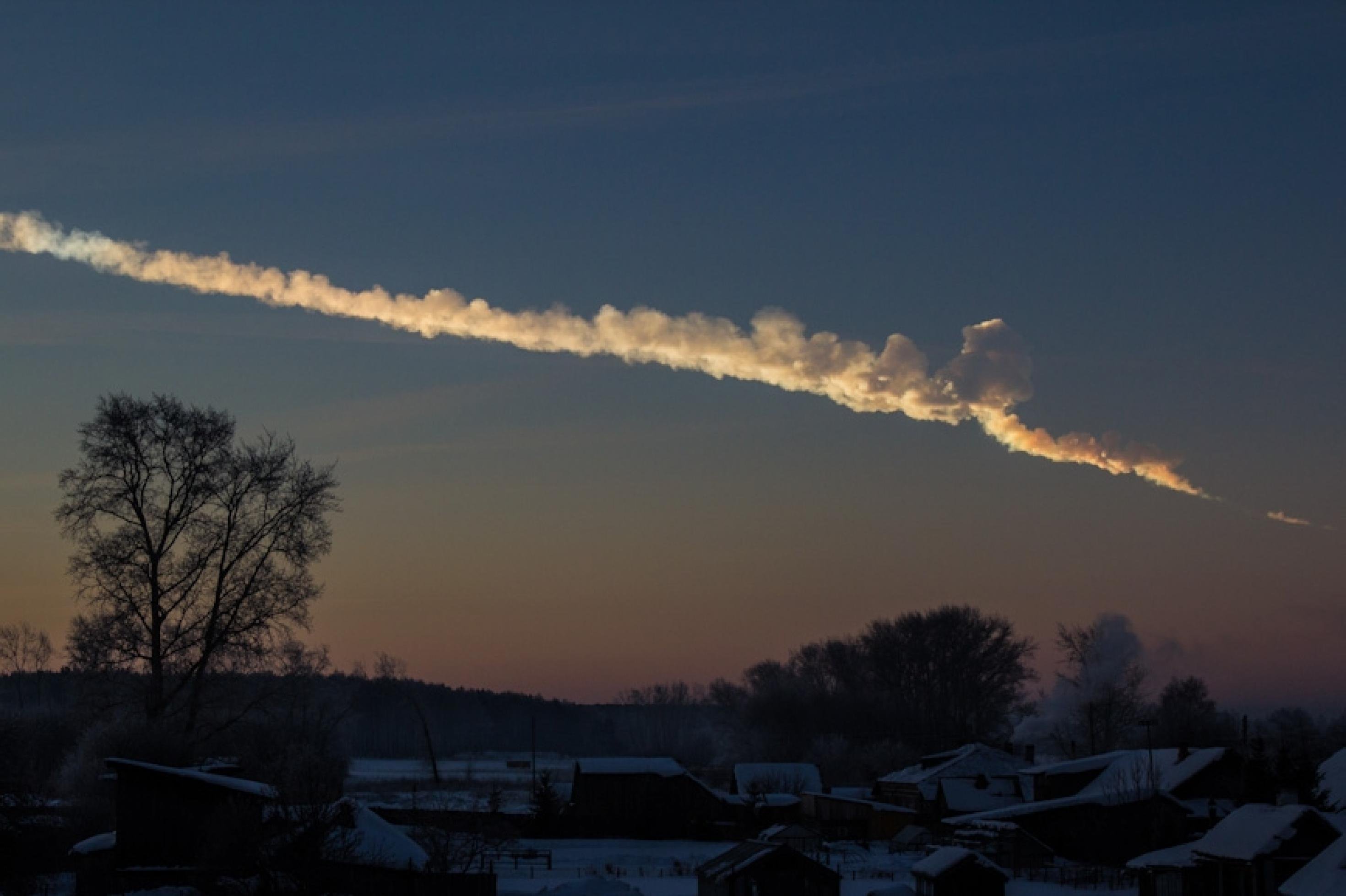 Spur des Meteors von Tscheljabinsk am Himmel