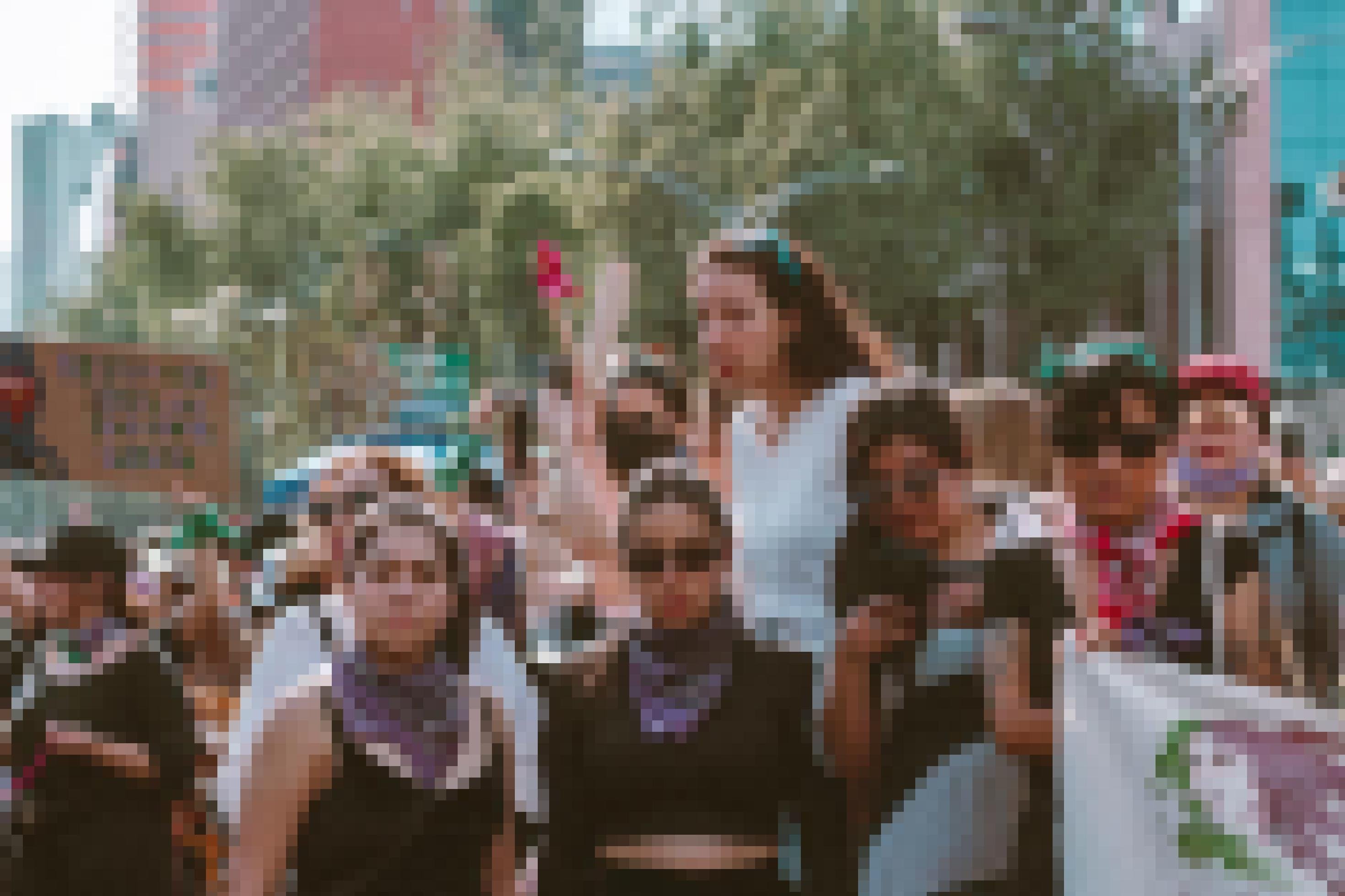 Frauen in schwarz-lilafarbener Kleidung mit Transparenten auf den Straßen von Mexiko-Stadt.