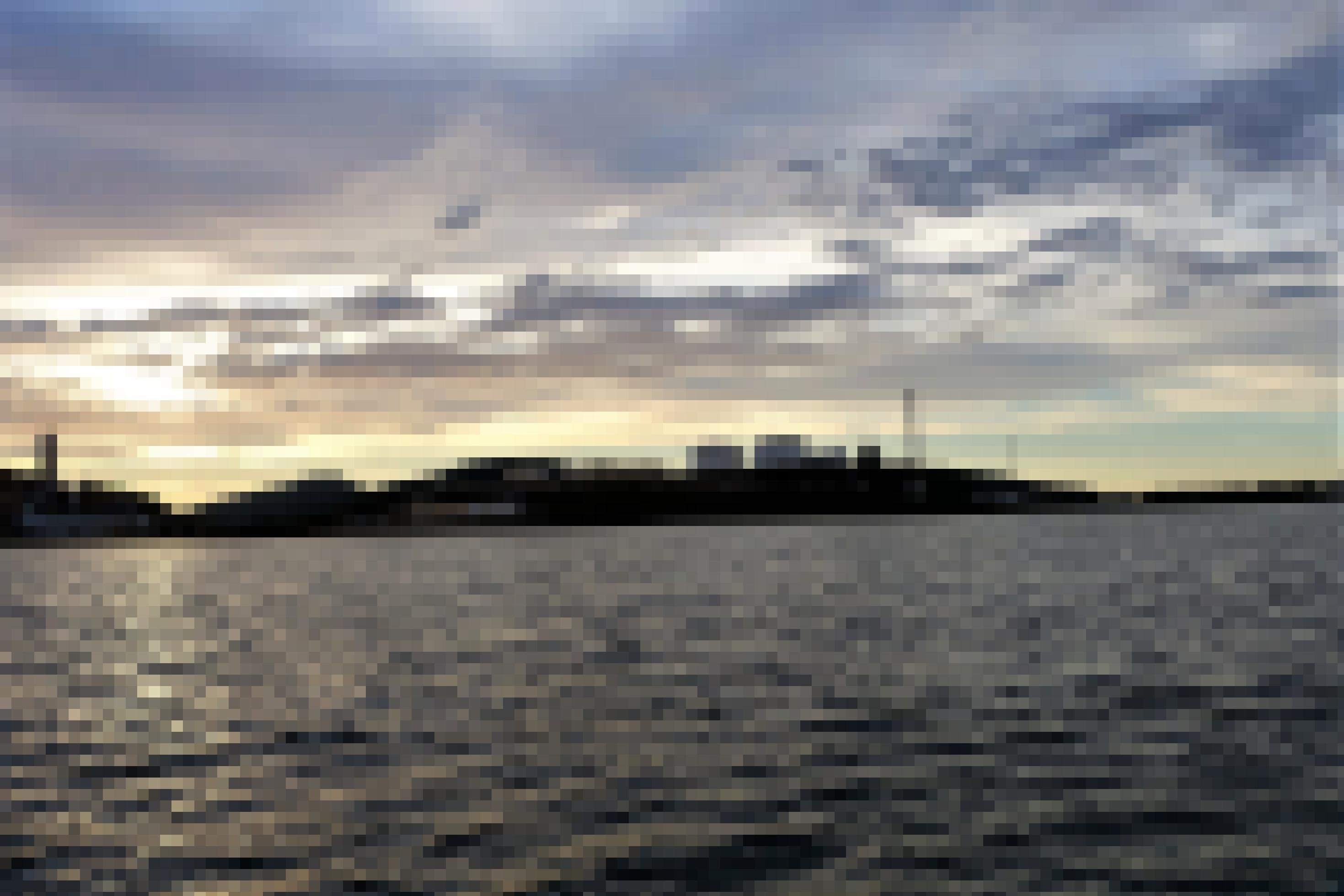 In der Abenddämmerung sind am Ufer der Bucht von Ohuira Kraftstofftanks zu sehen