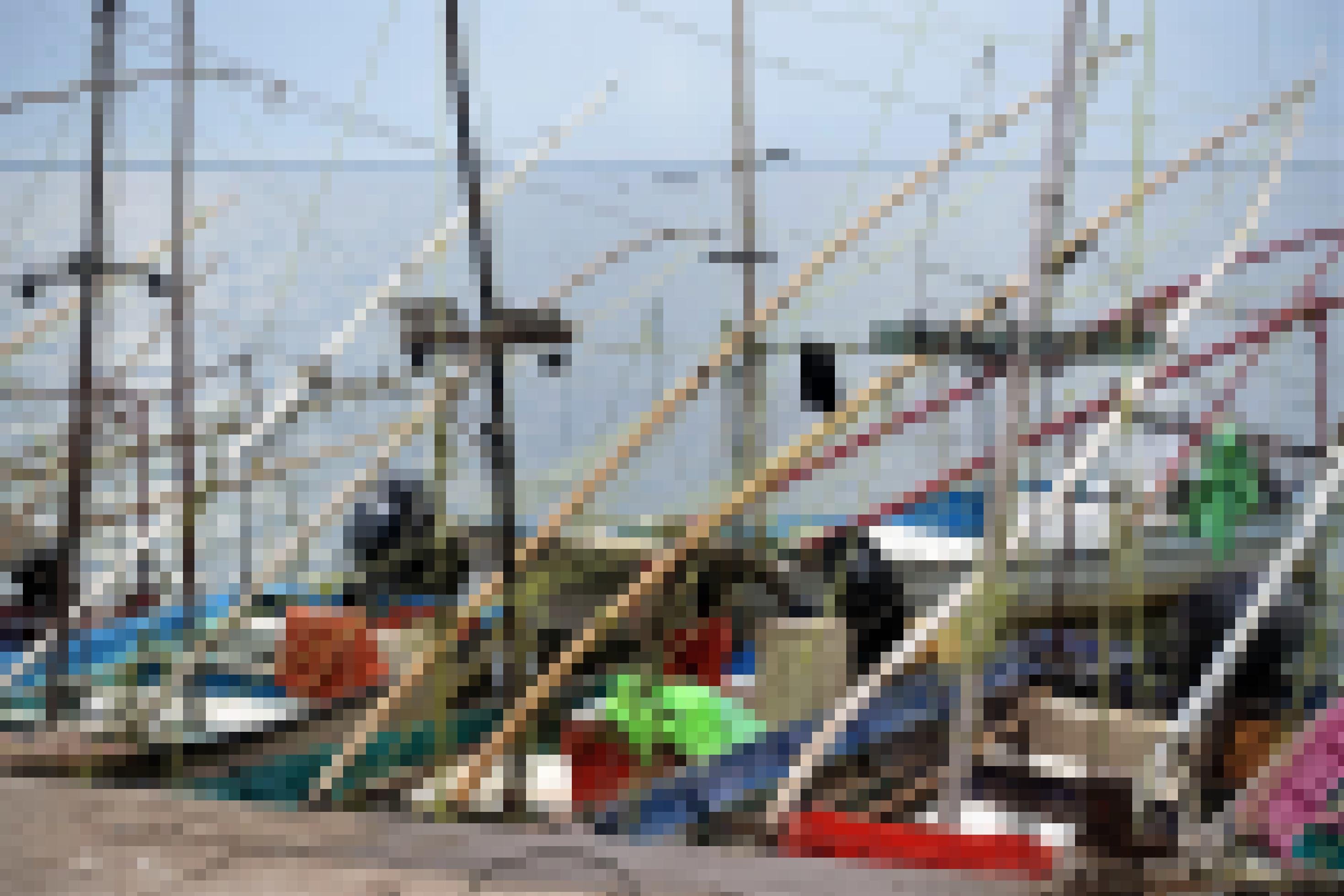 Fischerboote stehen im Hafen in der mexikanischen Bucht von Ohuira