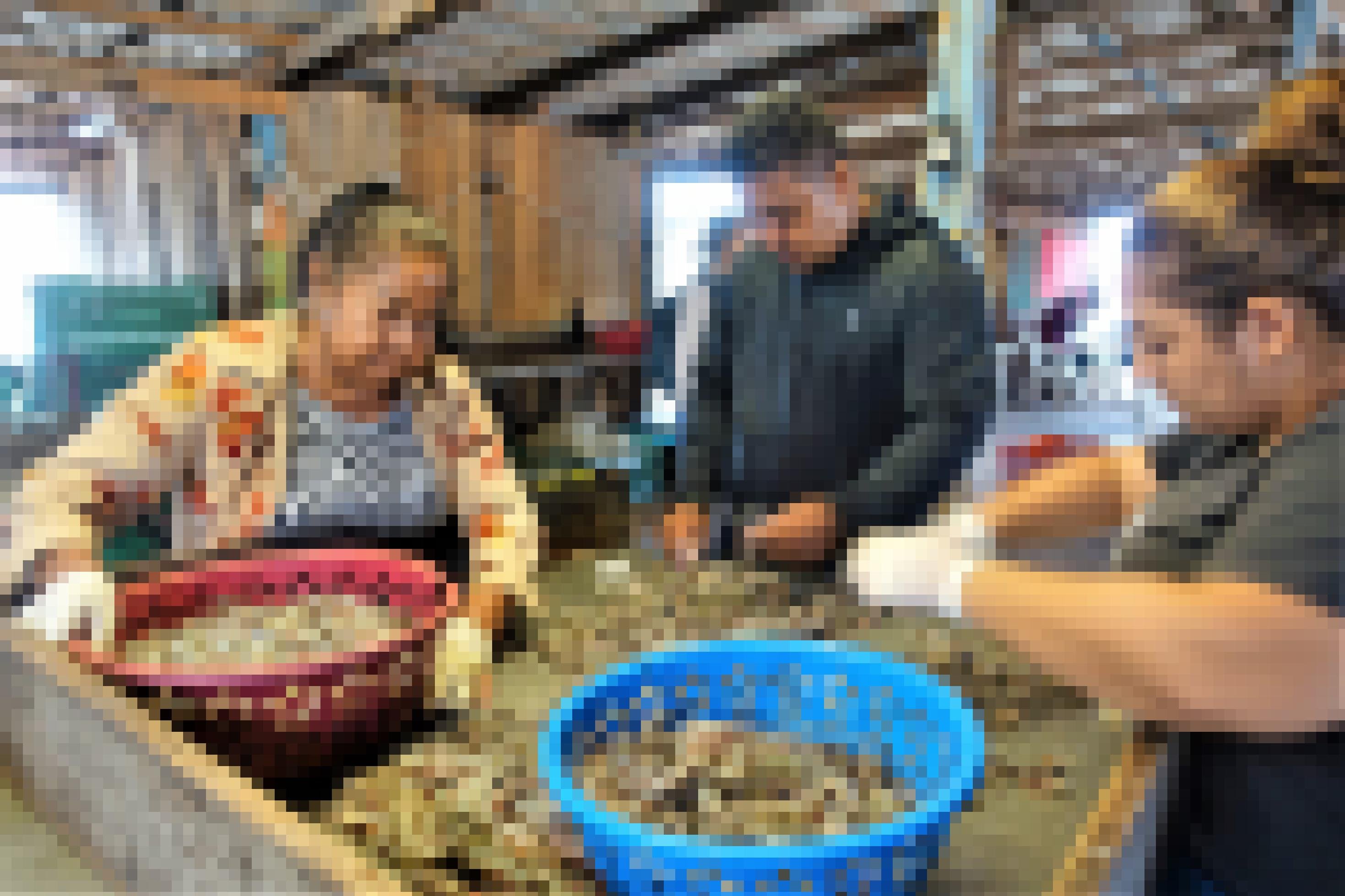 Zwei Frauen und ein Mann säubern Krabben, die am mexikanischen Golf von Kalifornien gefischt wurden