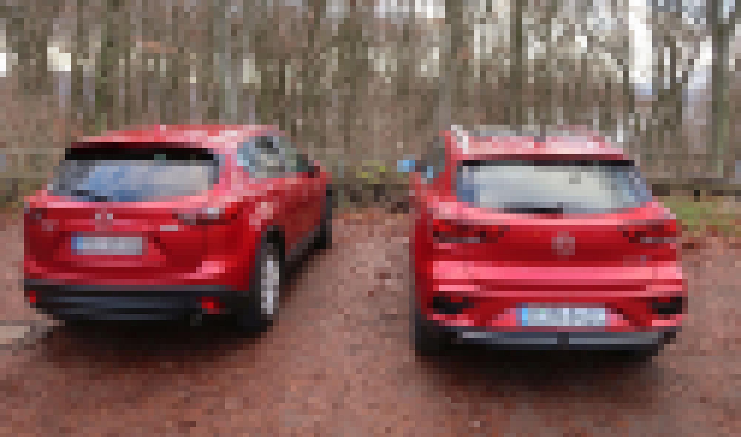 Zwei rote Elektro-SUVs stehen nebeneinander.