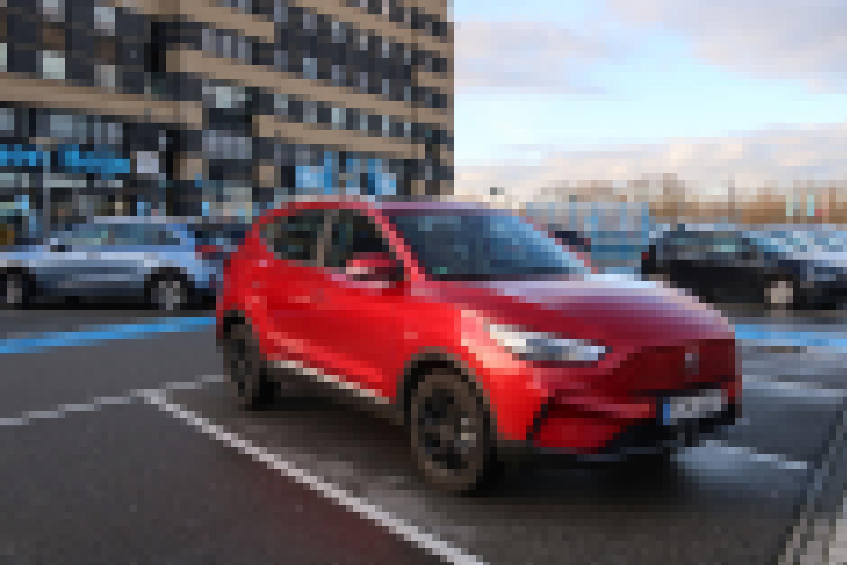 Der MG ZS EV steht auf einem Supermarkt-Parkplatz.