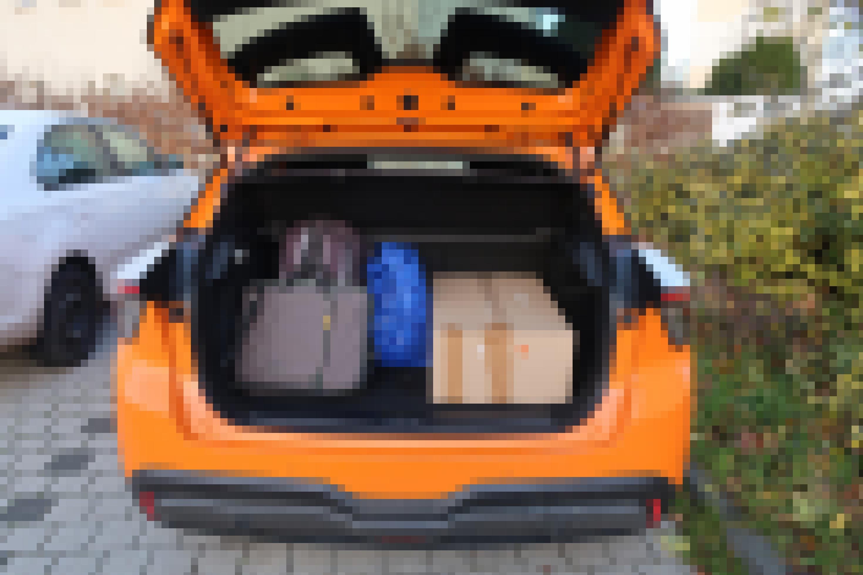 Im Kofferraum des MG4 liegt Gepäck.
